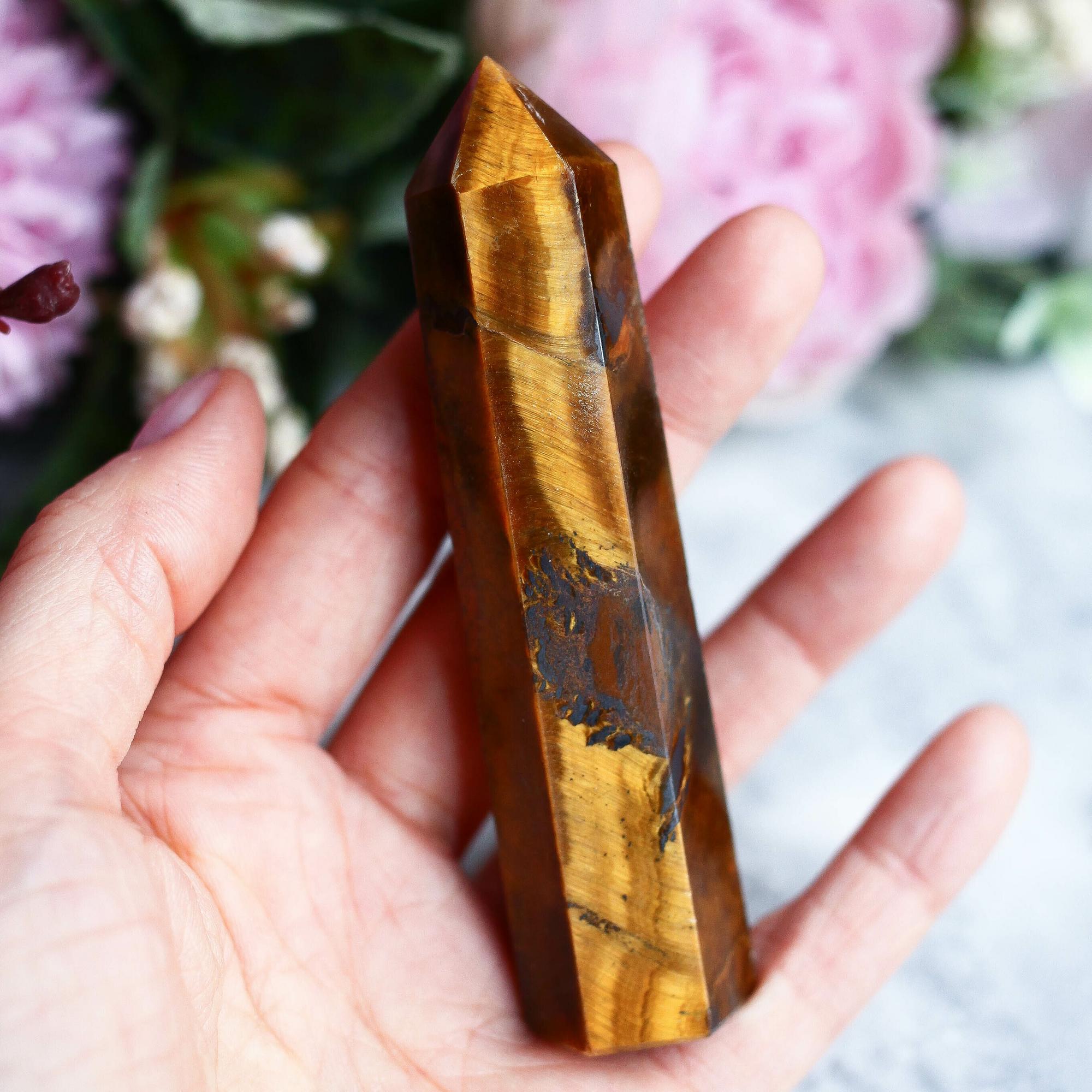 Тигровый глаз в форме кристалла-генератора