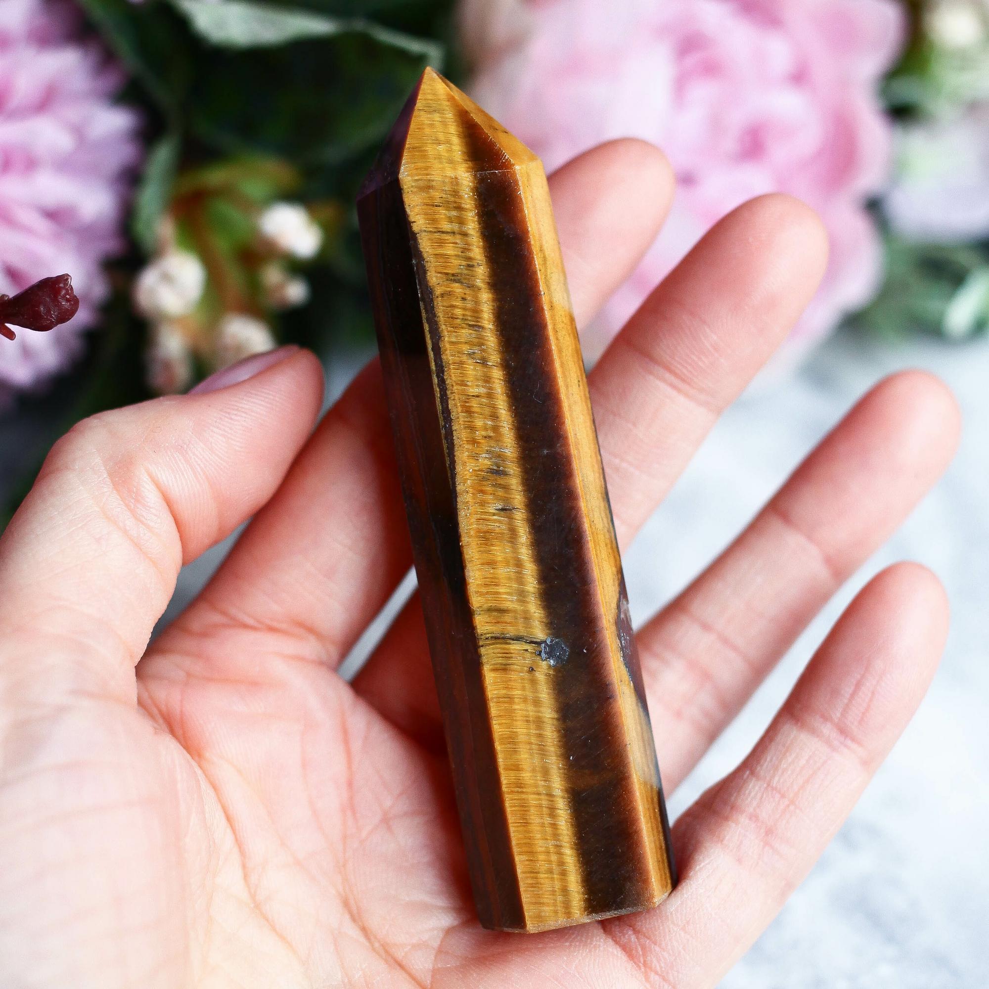 Тигровый глаз в форме кристалла-генератора