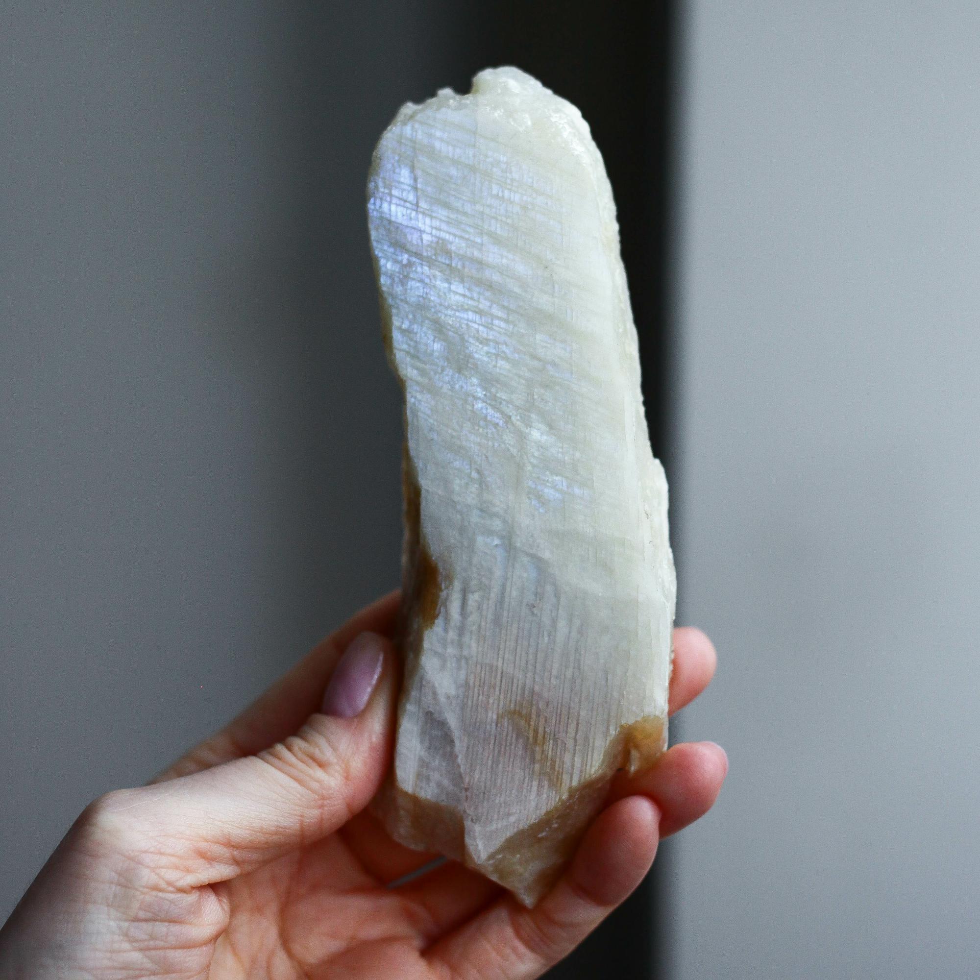 Лунный камень приполированный