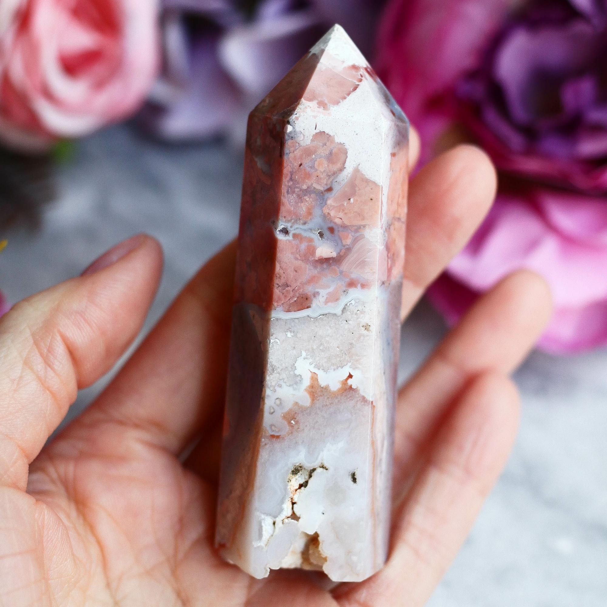 Индонезийский розовый агат в форме кристалла-генератора