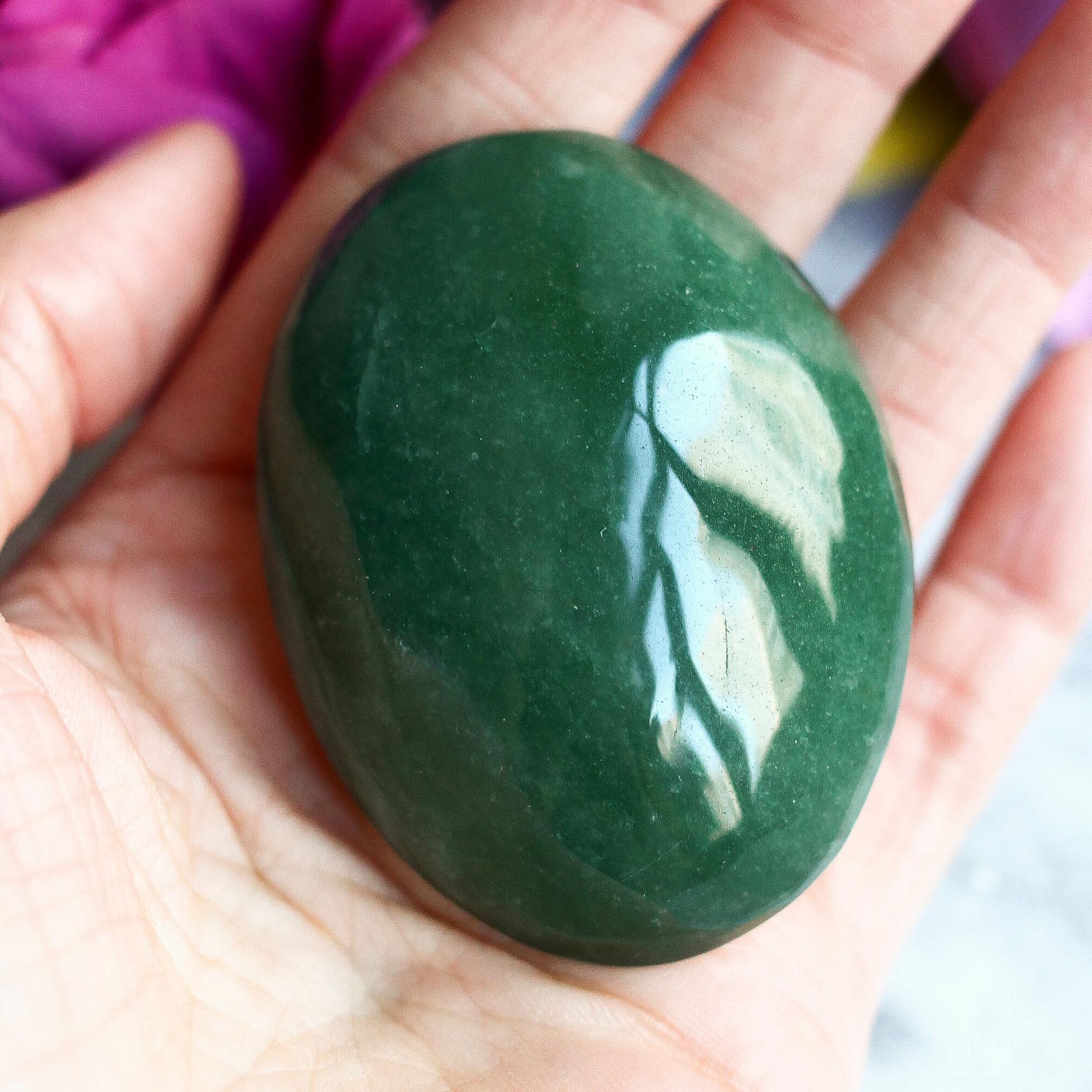 Зеленый авантюрин в форме гальки