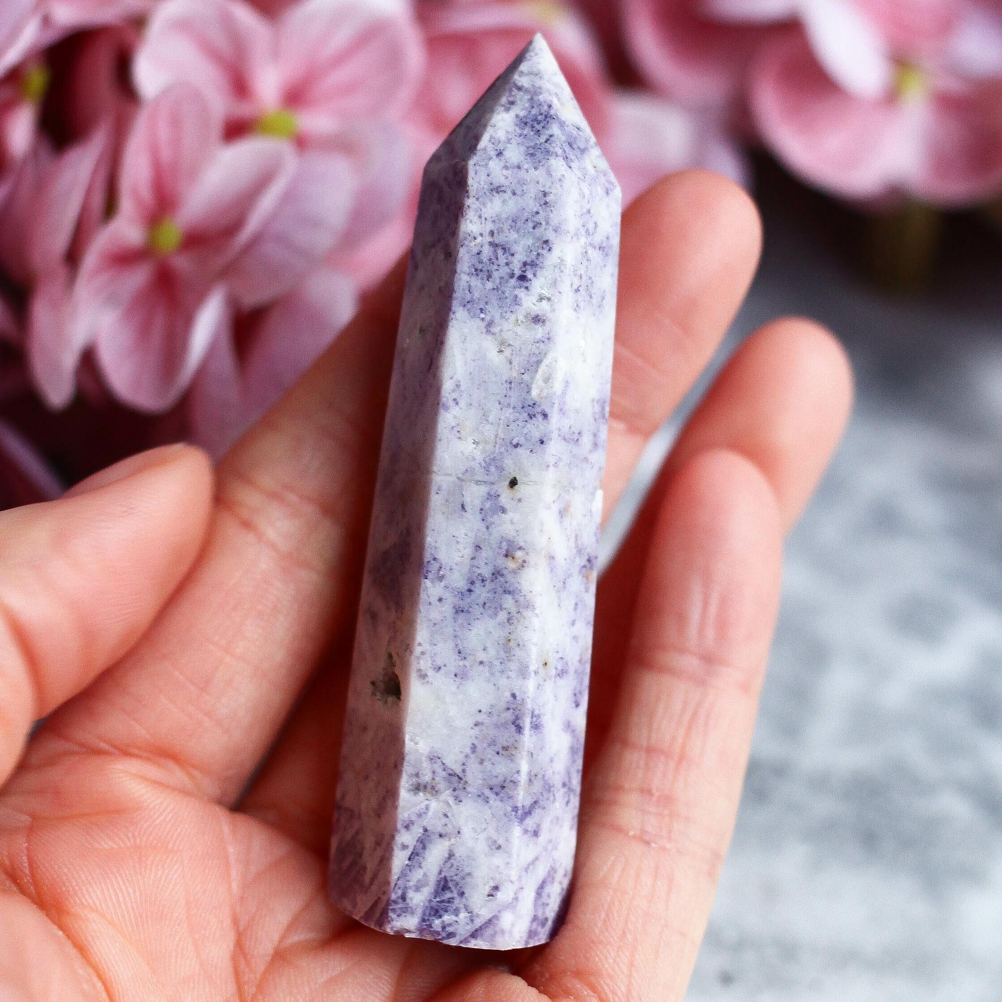 Опализированный флюорит в форме кристалла-генератора