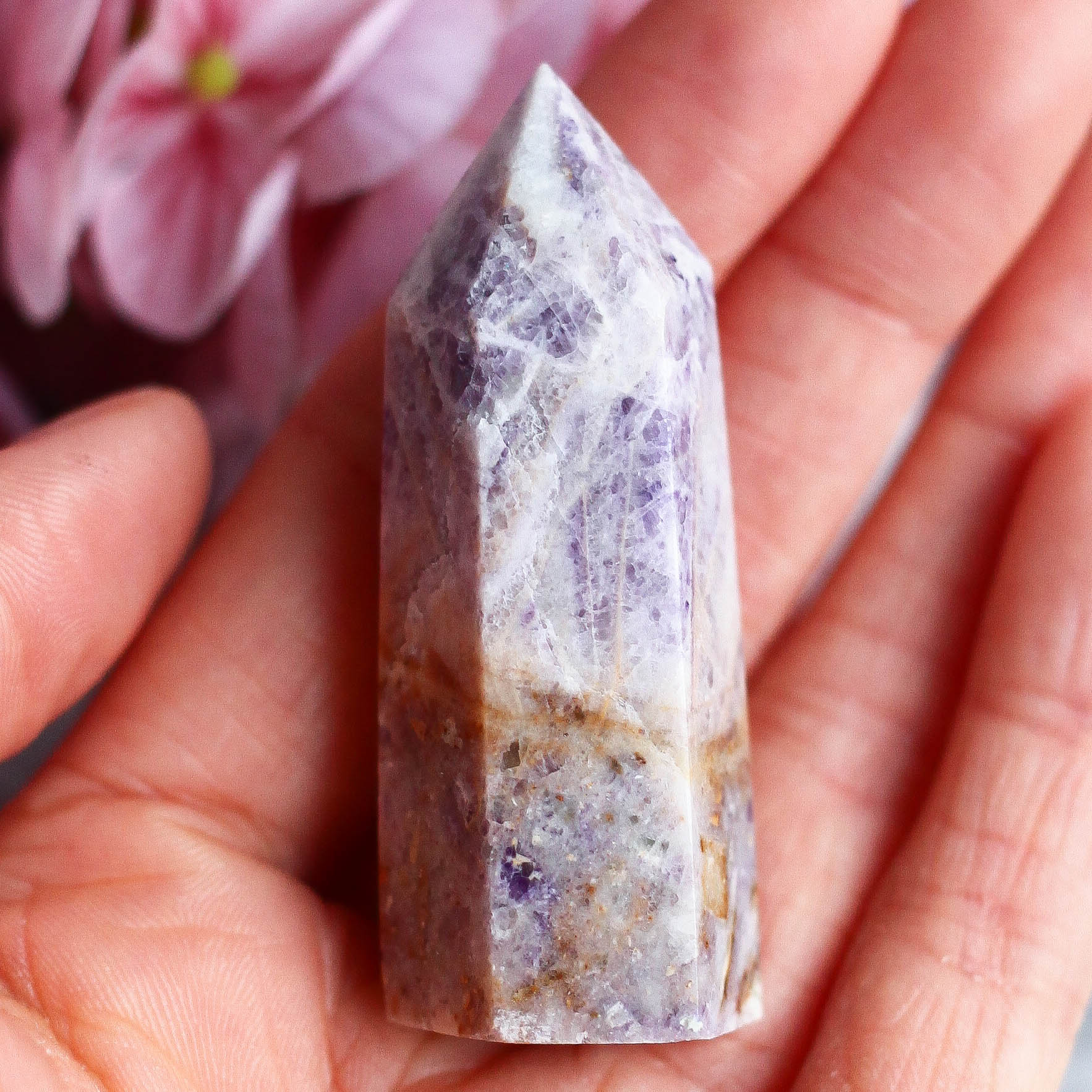 Опализированный флюорит в форме кристалла-генератора