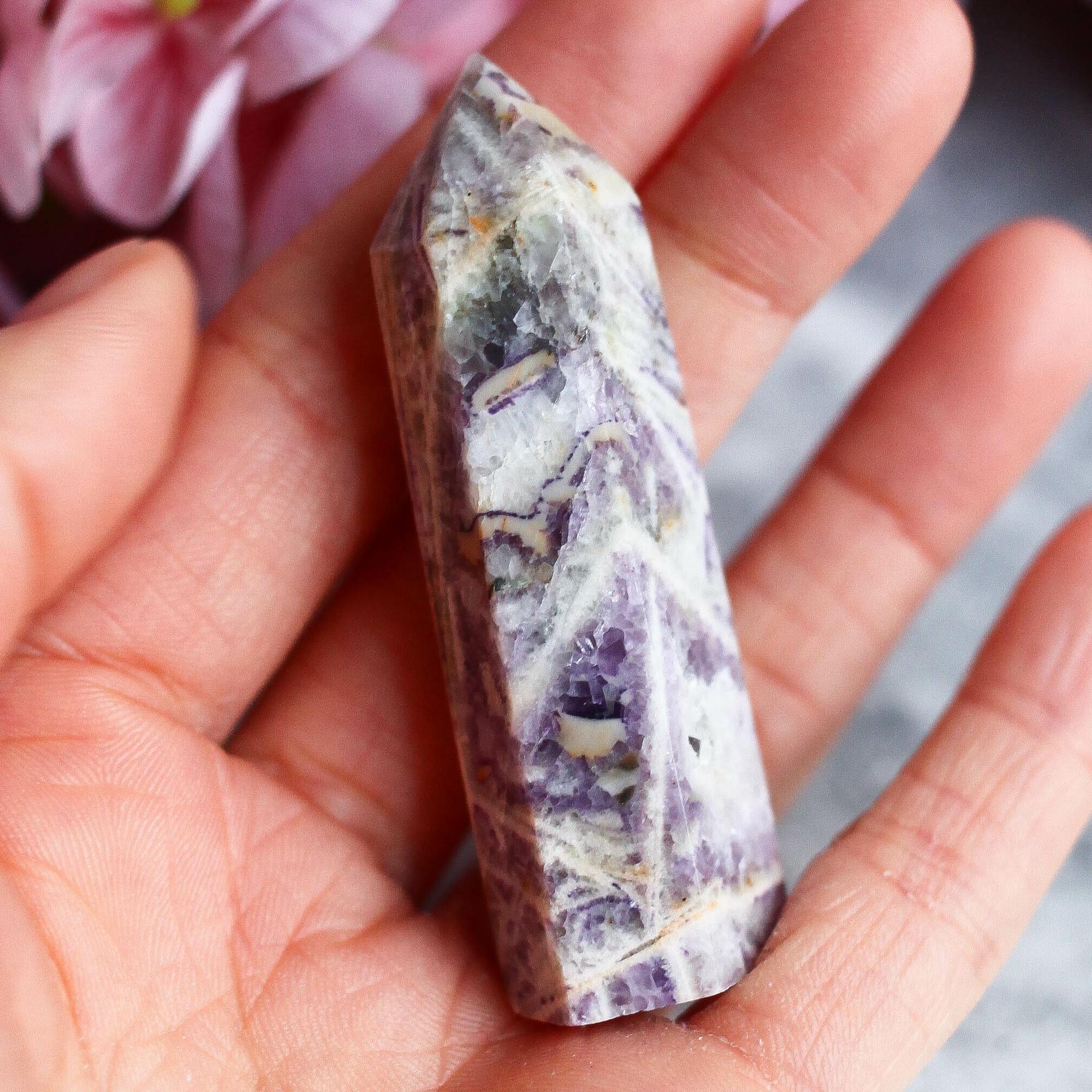 Опализированный флюорит в форме кристалла-генератора