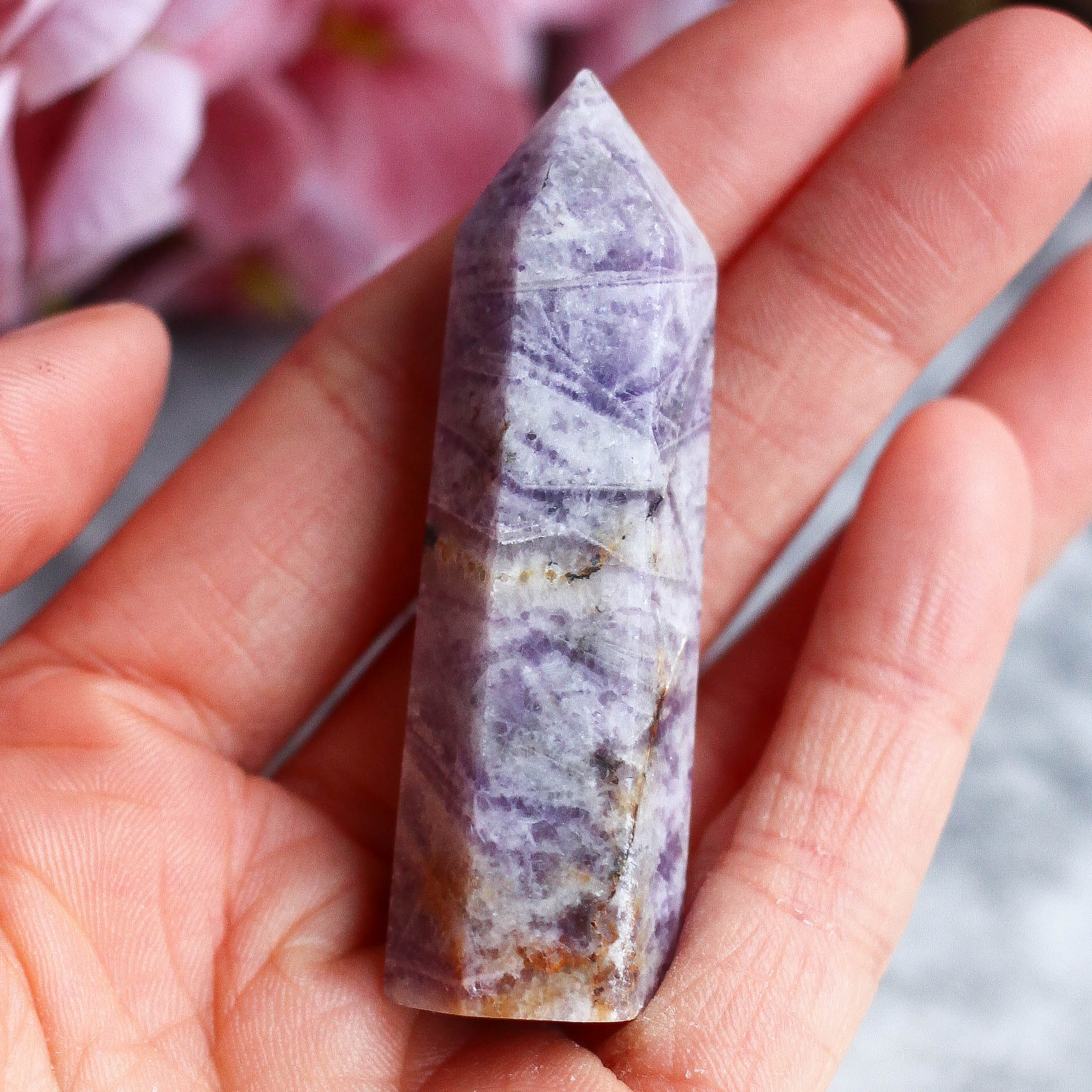 Опализированный флюорит в форме кристалла-генератора