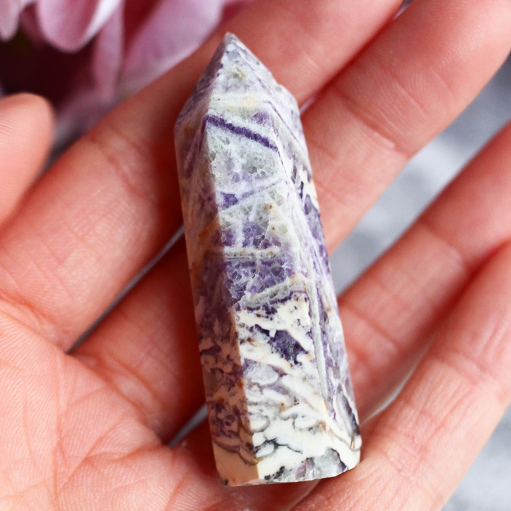 Опализированный флюорит в форме кристалла-генератора