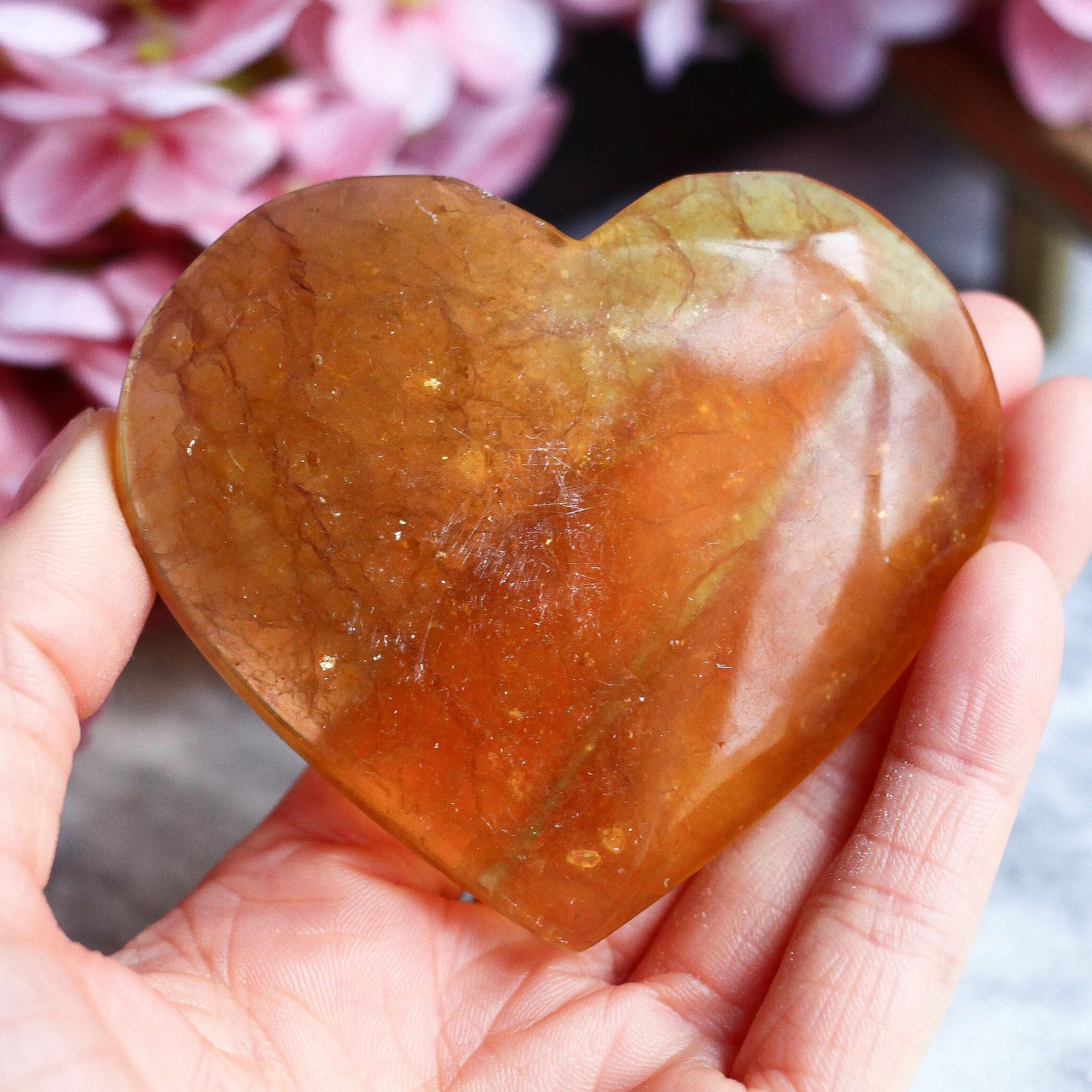 Желтый флюорит в форме сердца