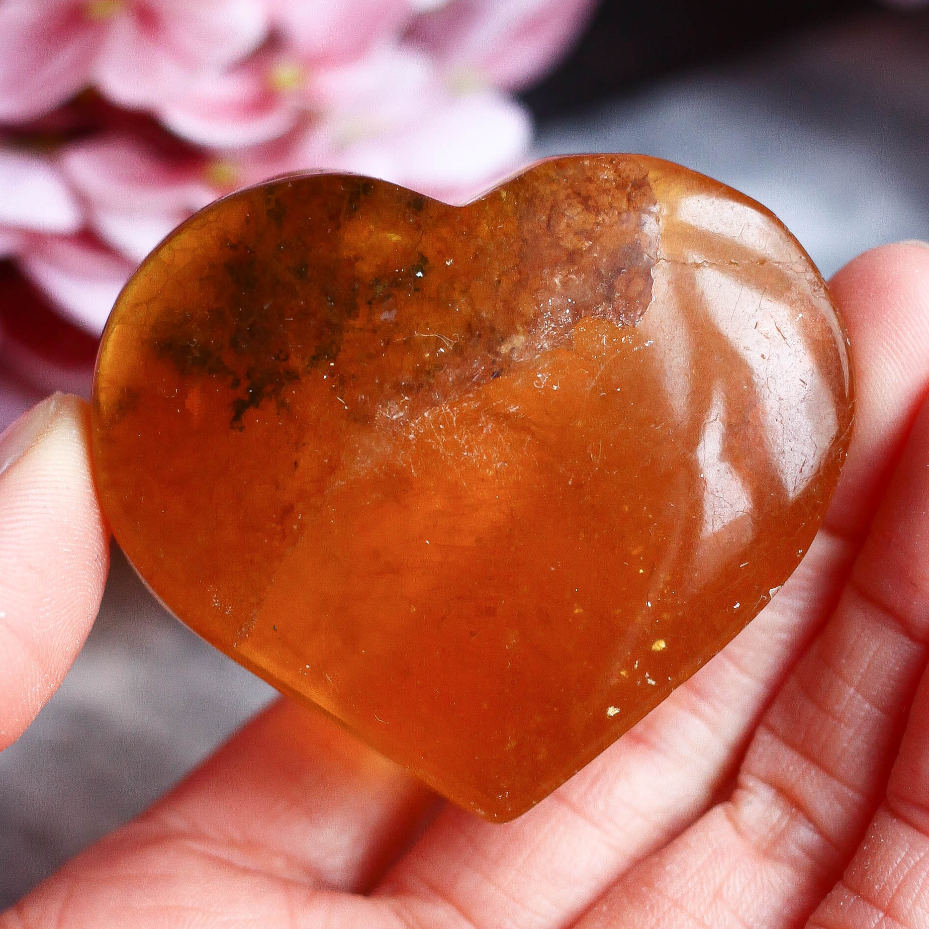 Желтый флюорит в форме сердца