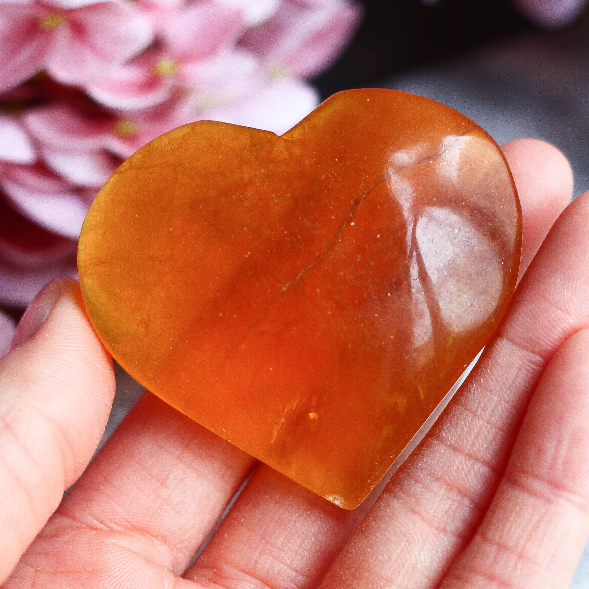 Желтый флюорит в форме сердца