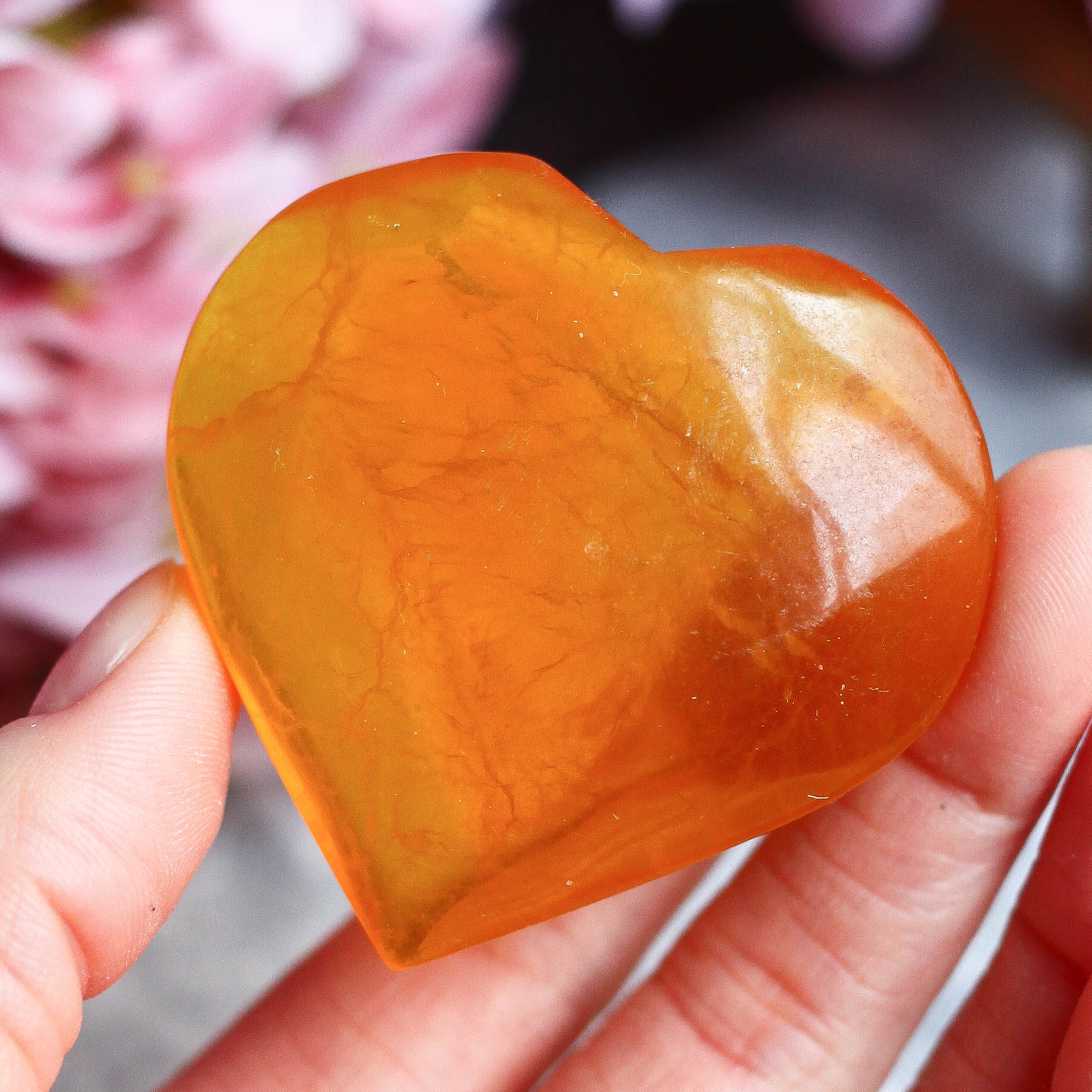 Желтый флюорит в форме сердца