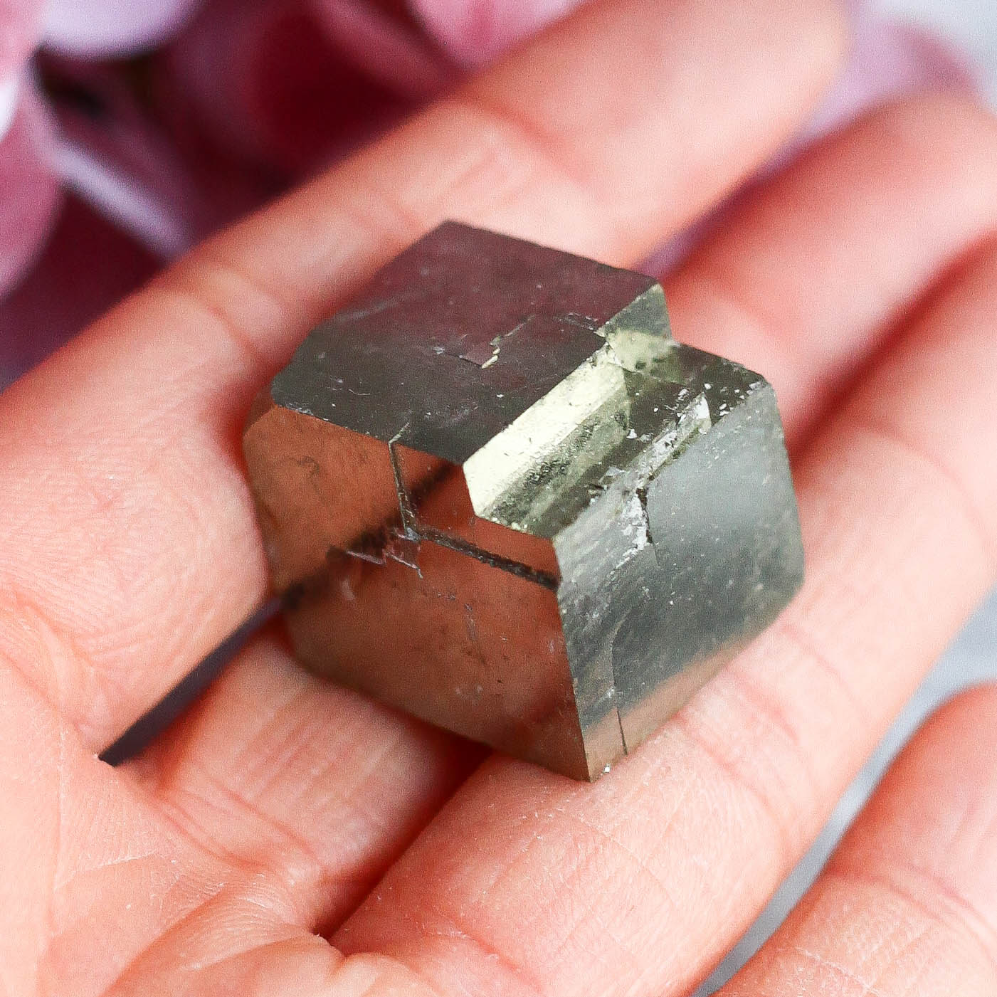 Кубический кристалл пирита