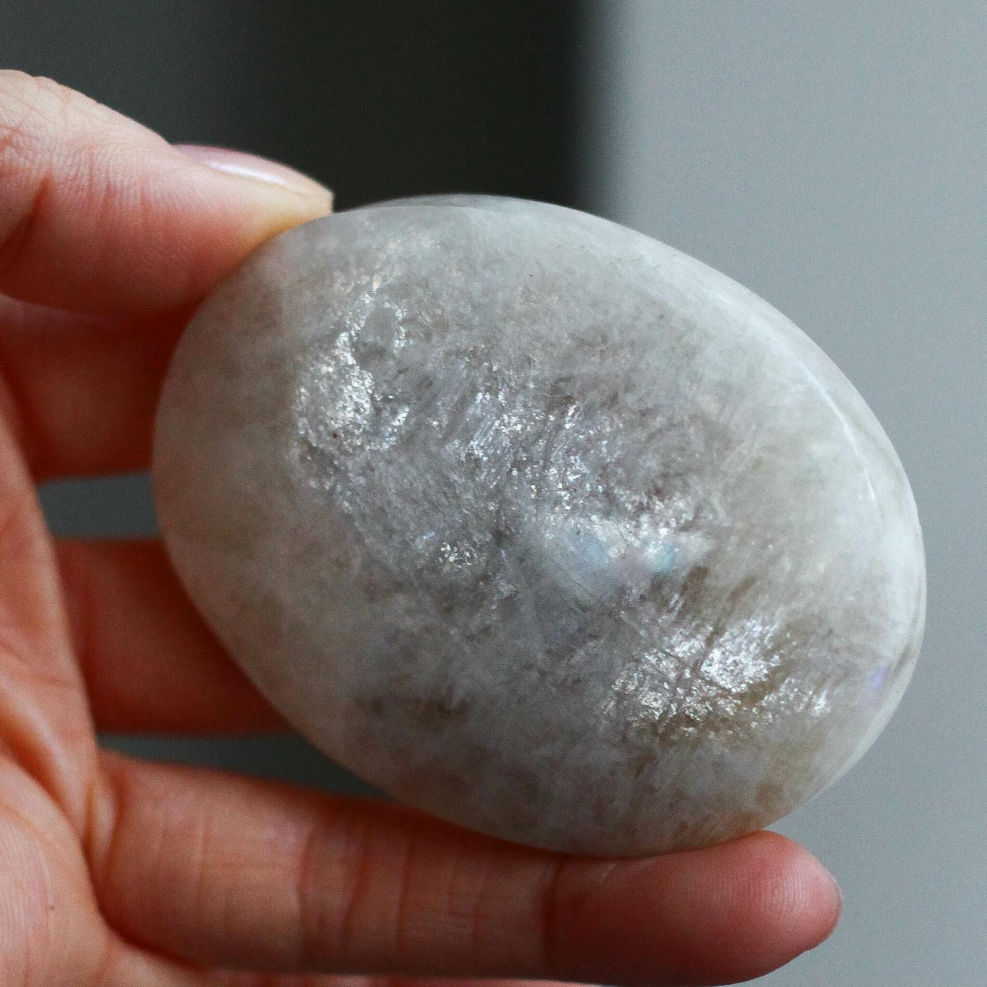 Лунный камень в форме гальки