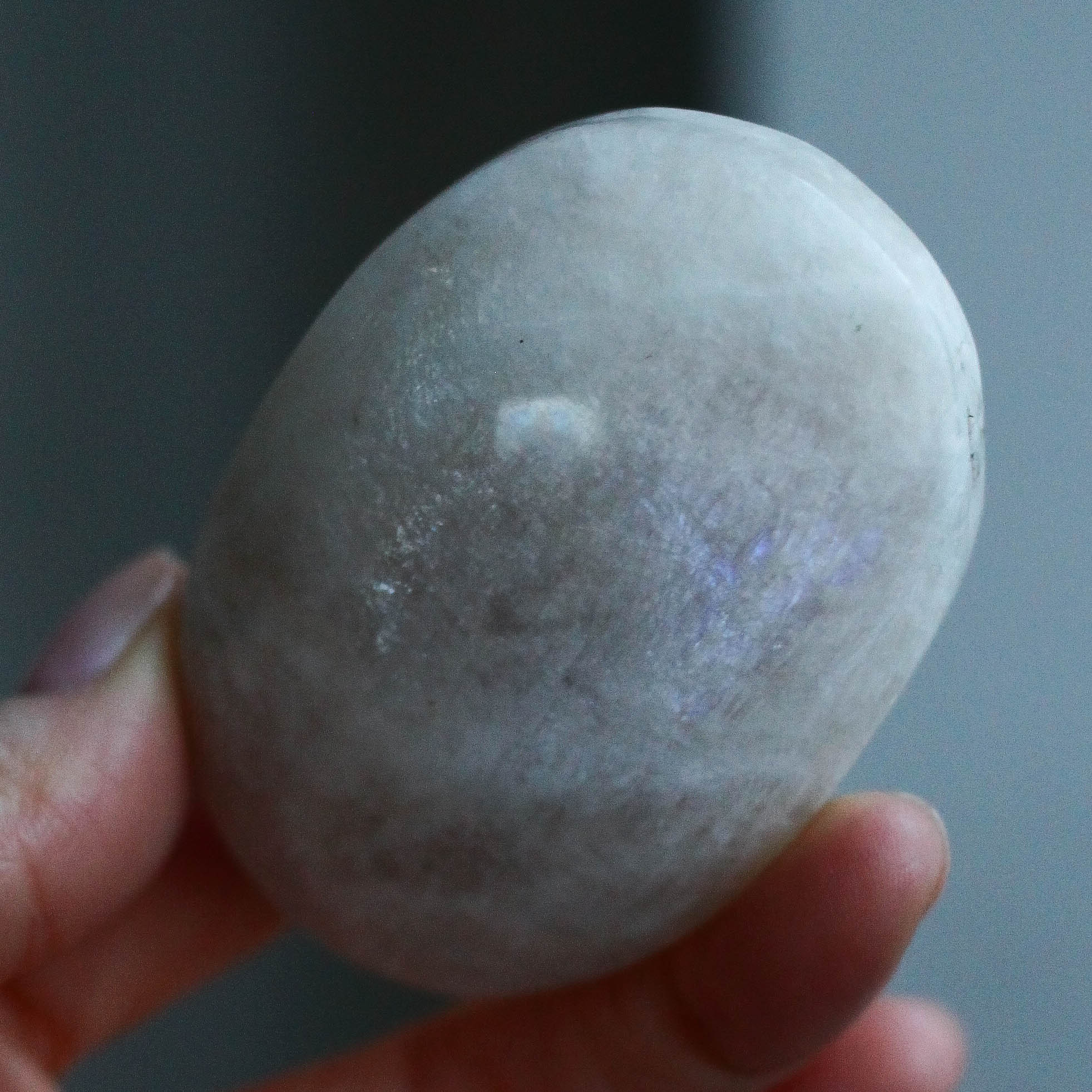 Лунный камень в форме гальки