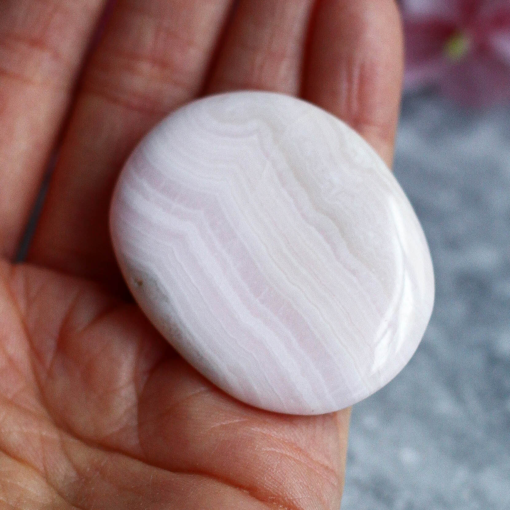 Манганокальцит (розовый кальцит) в форме гальки