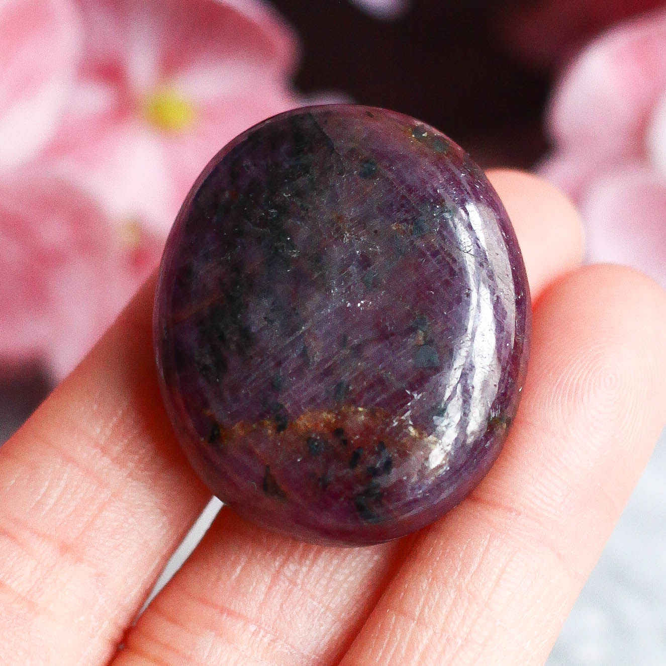 Красный корунд в форме мини-гальки