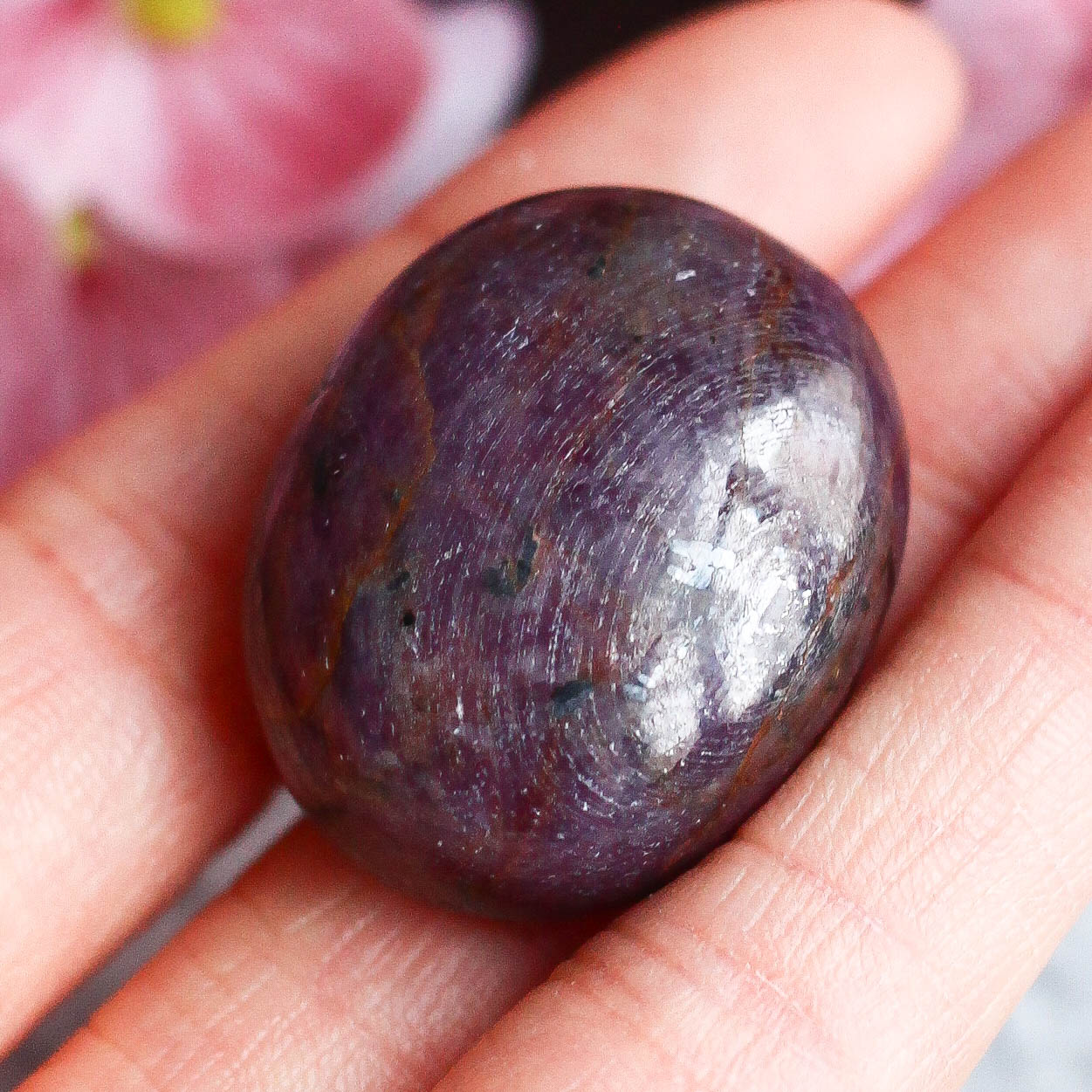 Красный корунд в форме мини-гальки