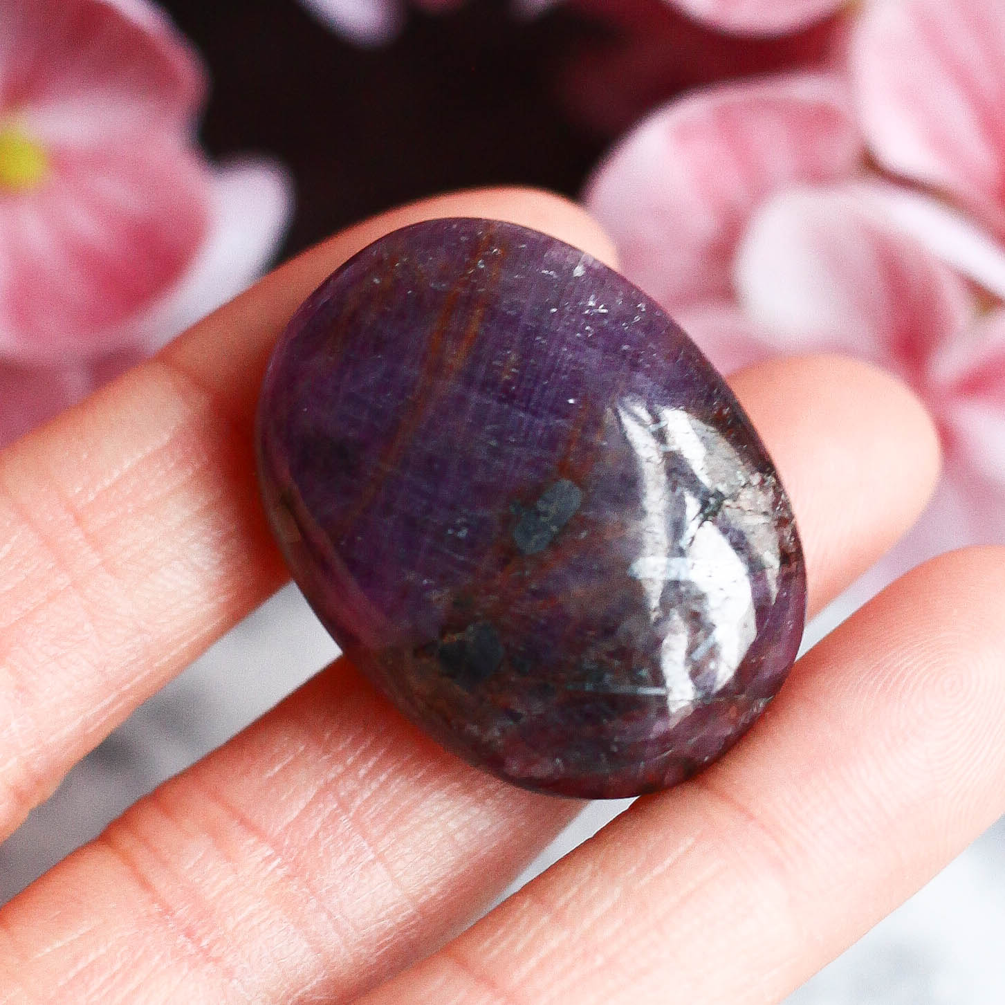 Красный корунд в форме мини-гальки