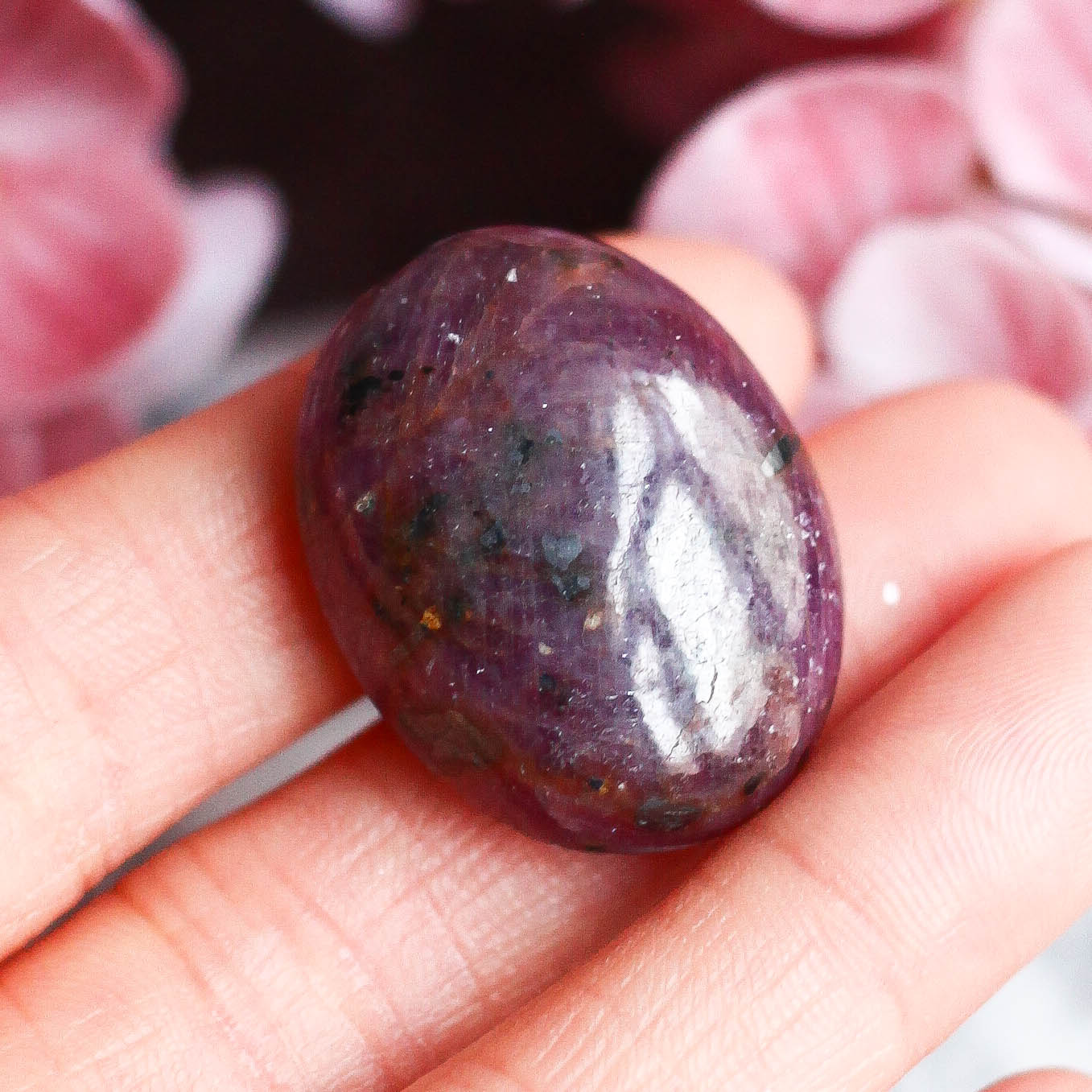 Красный корунд в форме мини-гальки