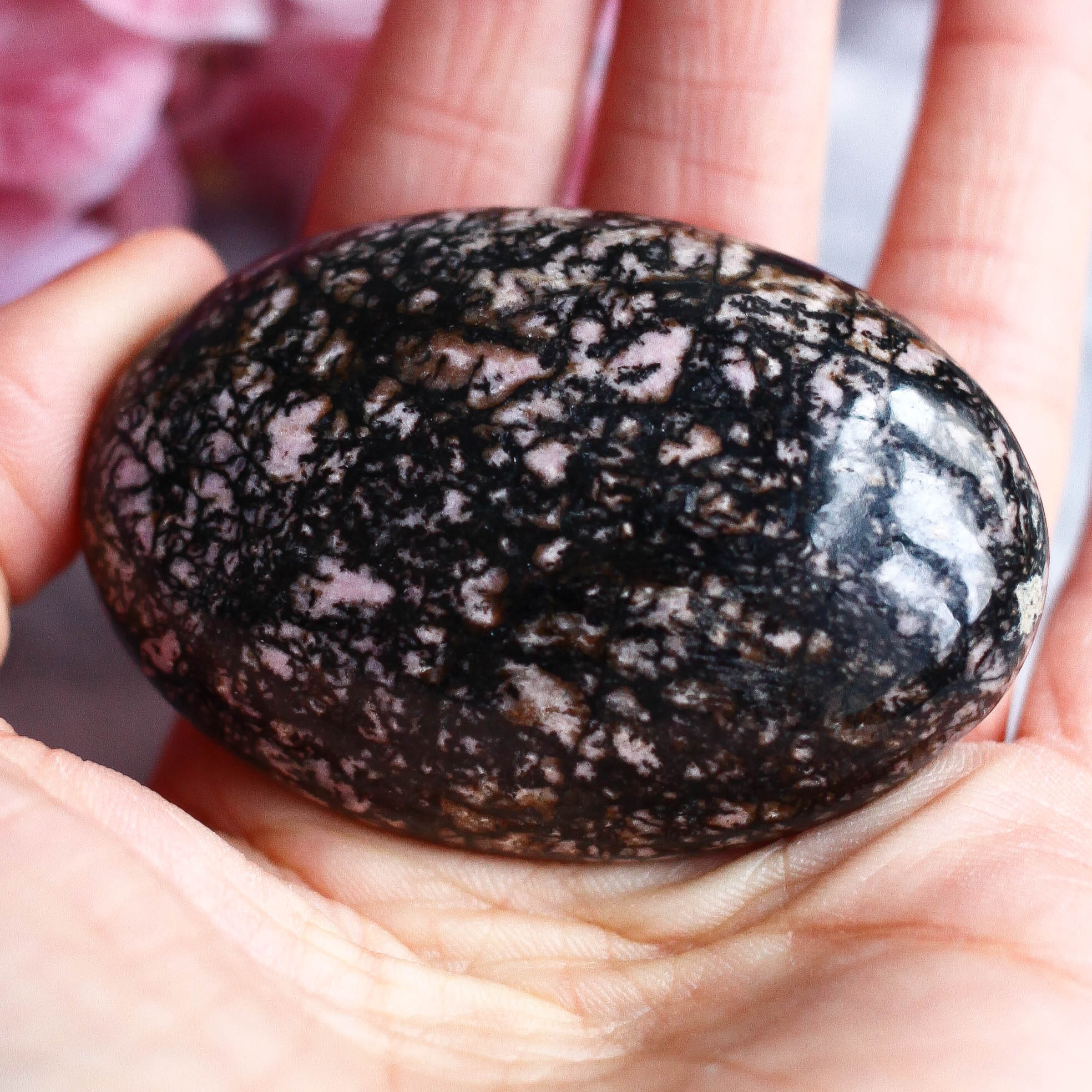 Родонит в форме гальки