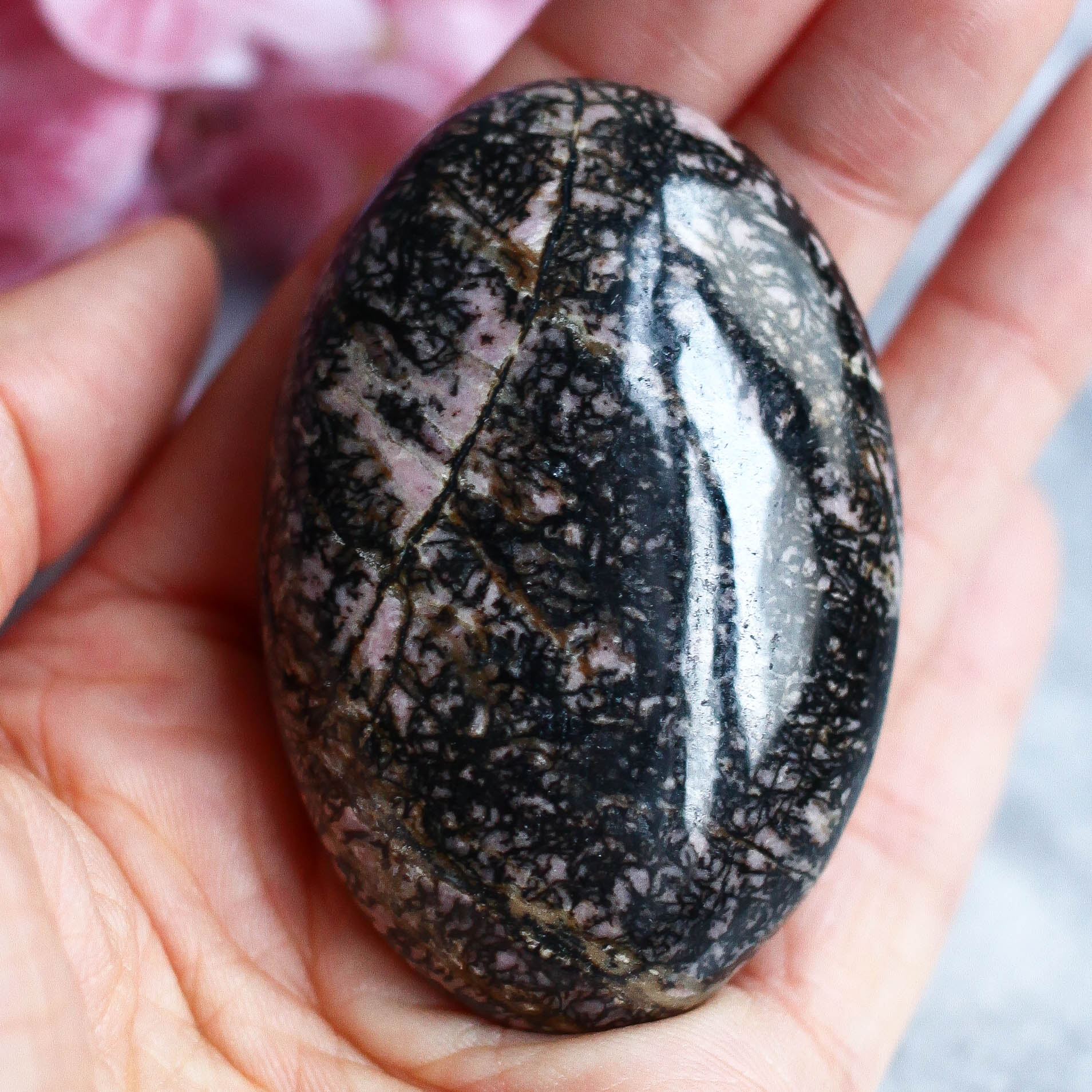 Родонит в форме гальки