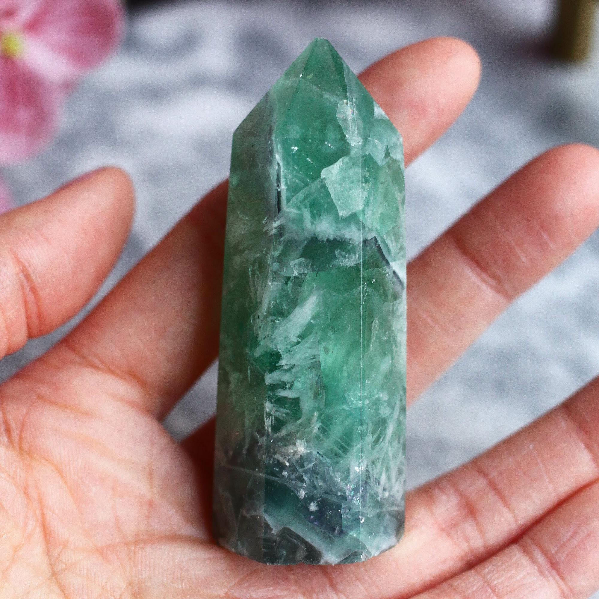 Флюорит перистый в форме кристалла-генератора