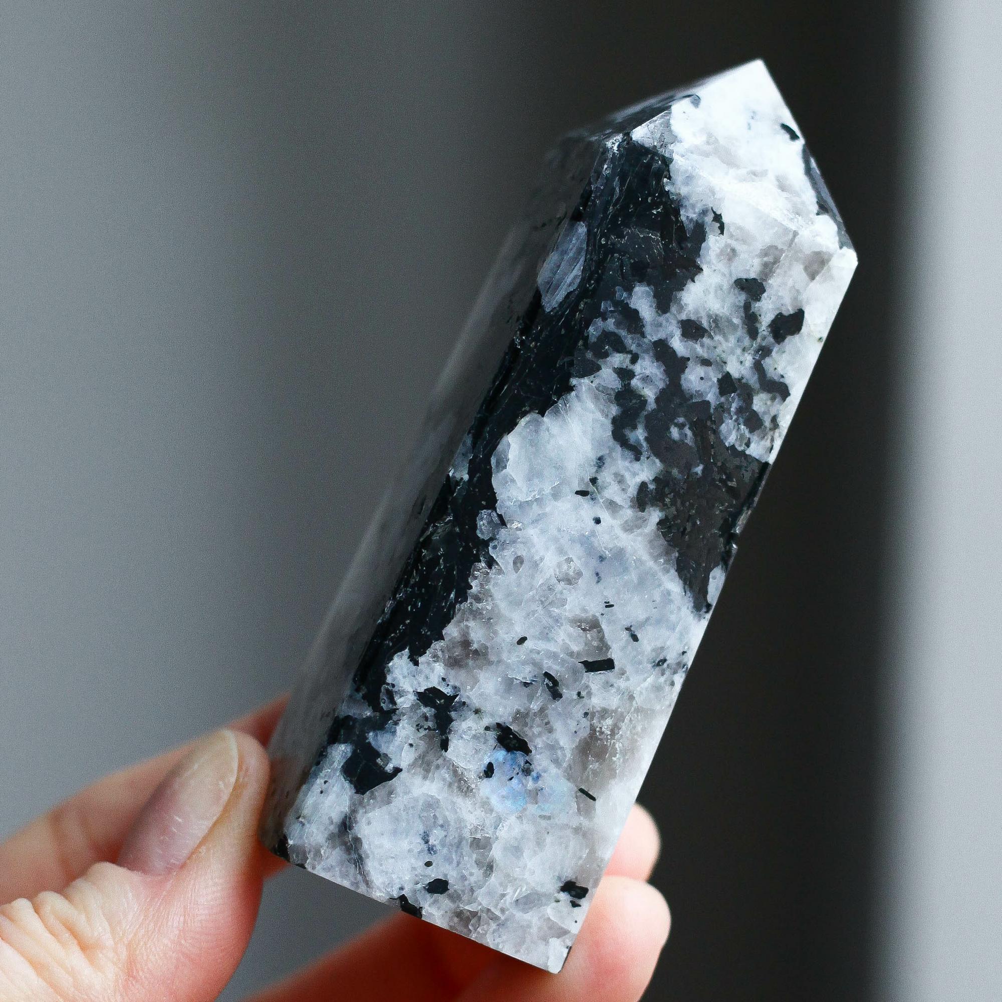 Лунный камень (плагиоклаз) в форме кристалла-генератора