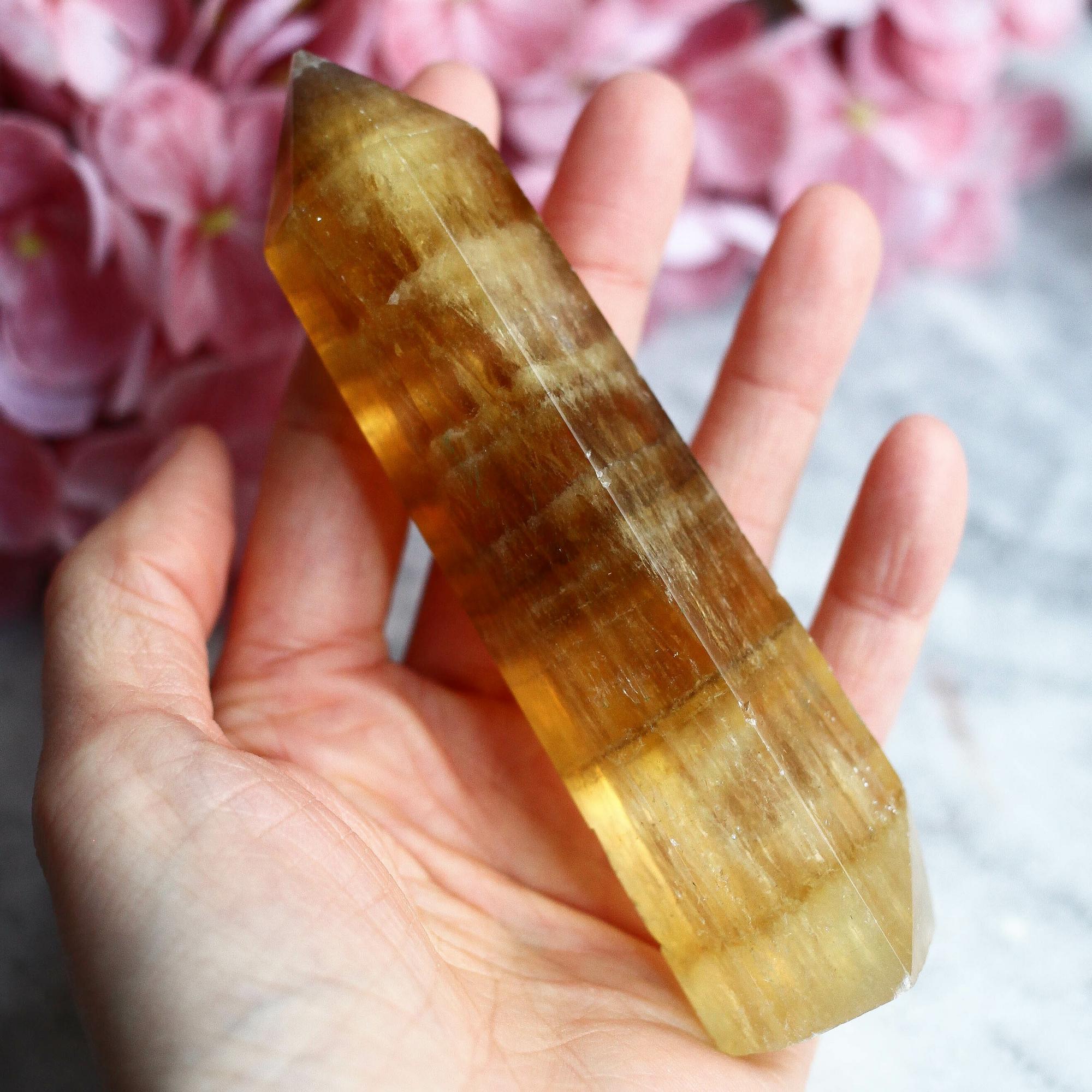 Желтый флюорит в форме кристалла-генератора