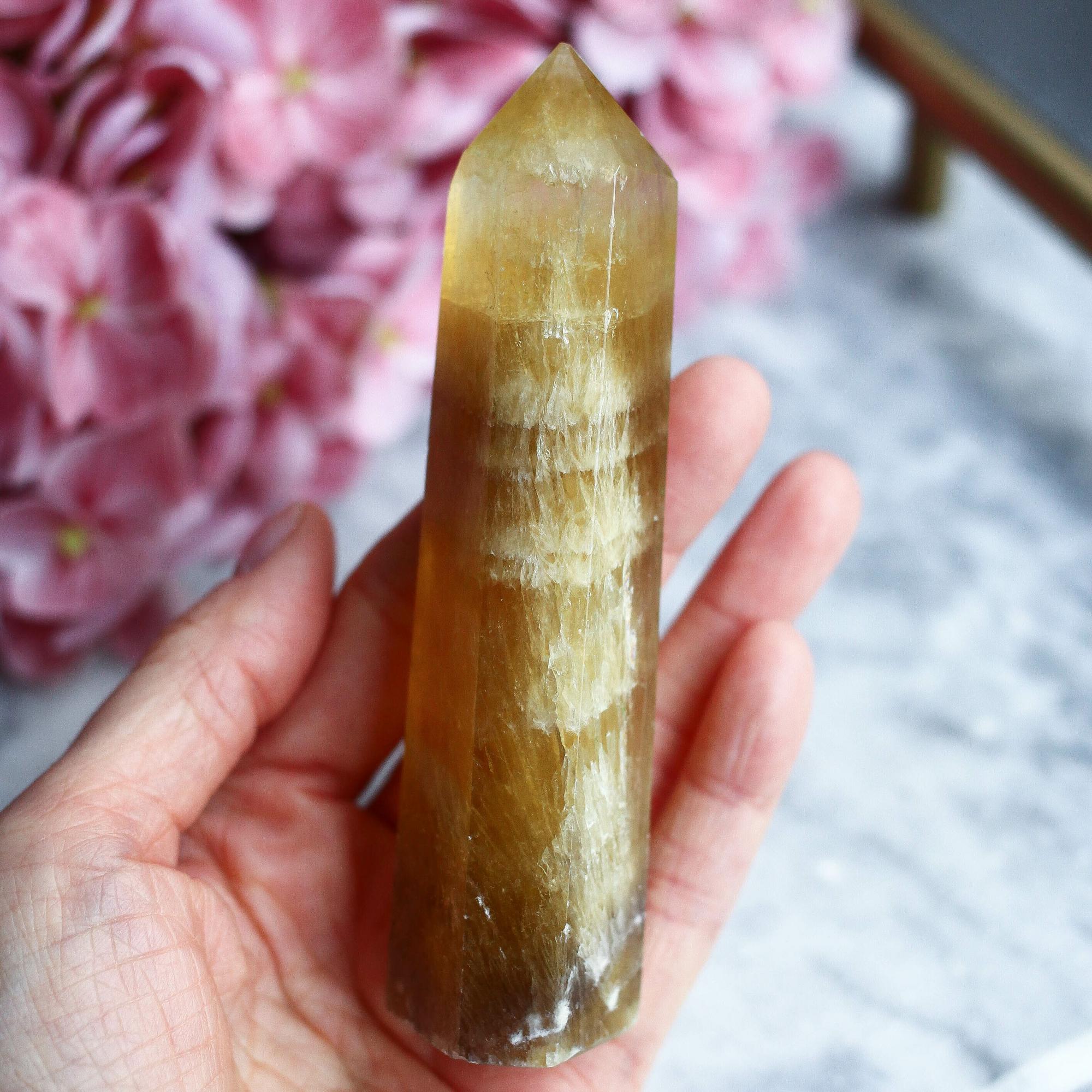 Желтый флюорит в форме кристалла-генератора