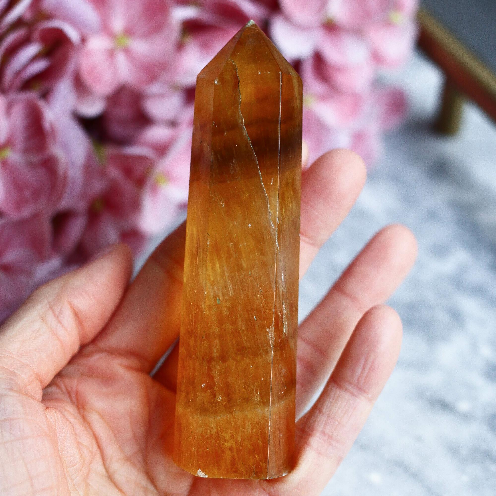 Желтый флюорит в форме кристалла-генератора