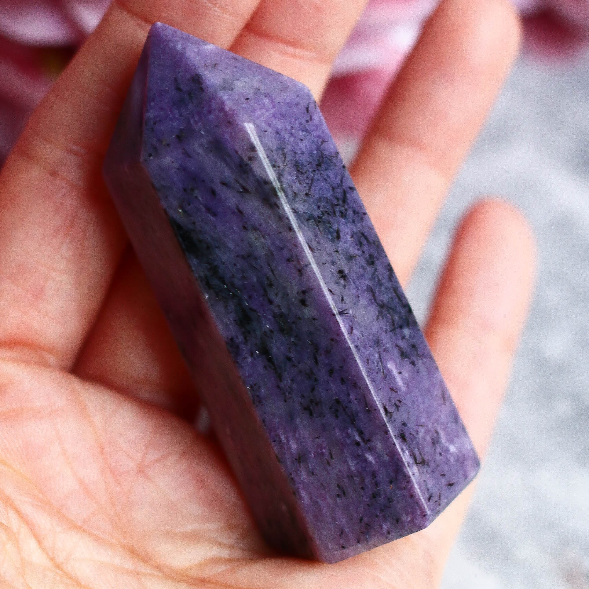 Чароит в форме кристалла-генератора