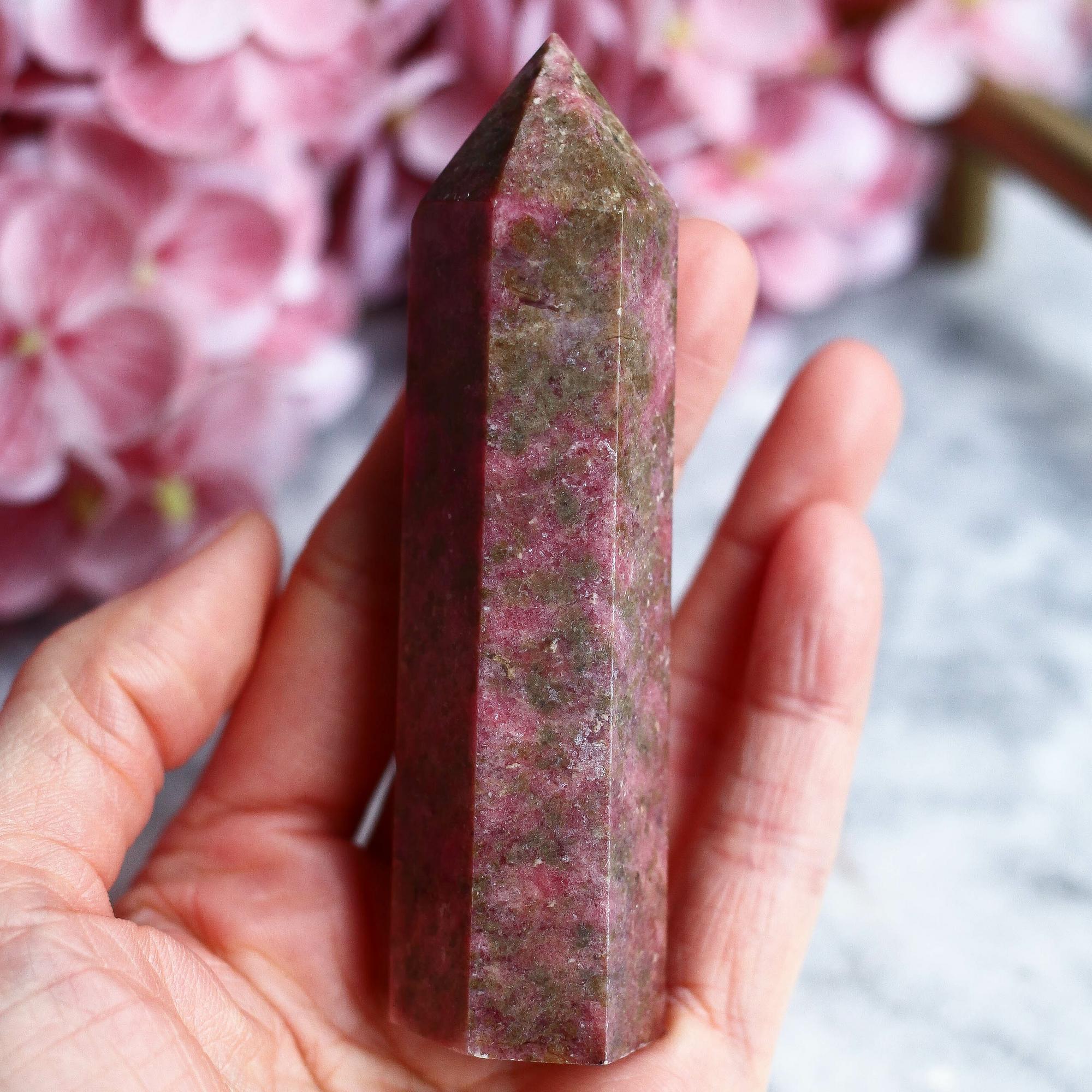 Родонит в форме кристалла-генератора (высокий сорт)