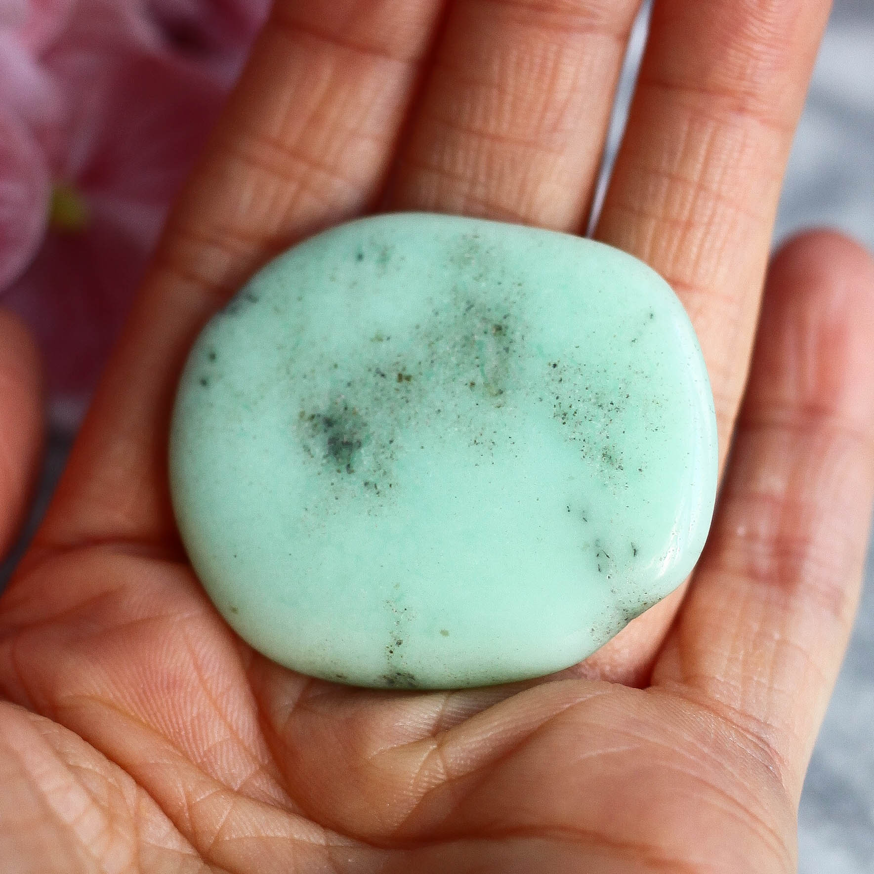 Хризопраз в форме гальки