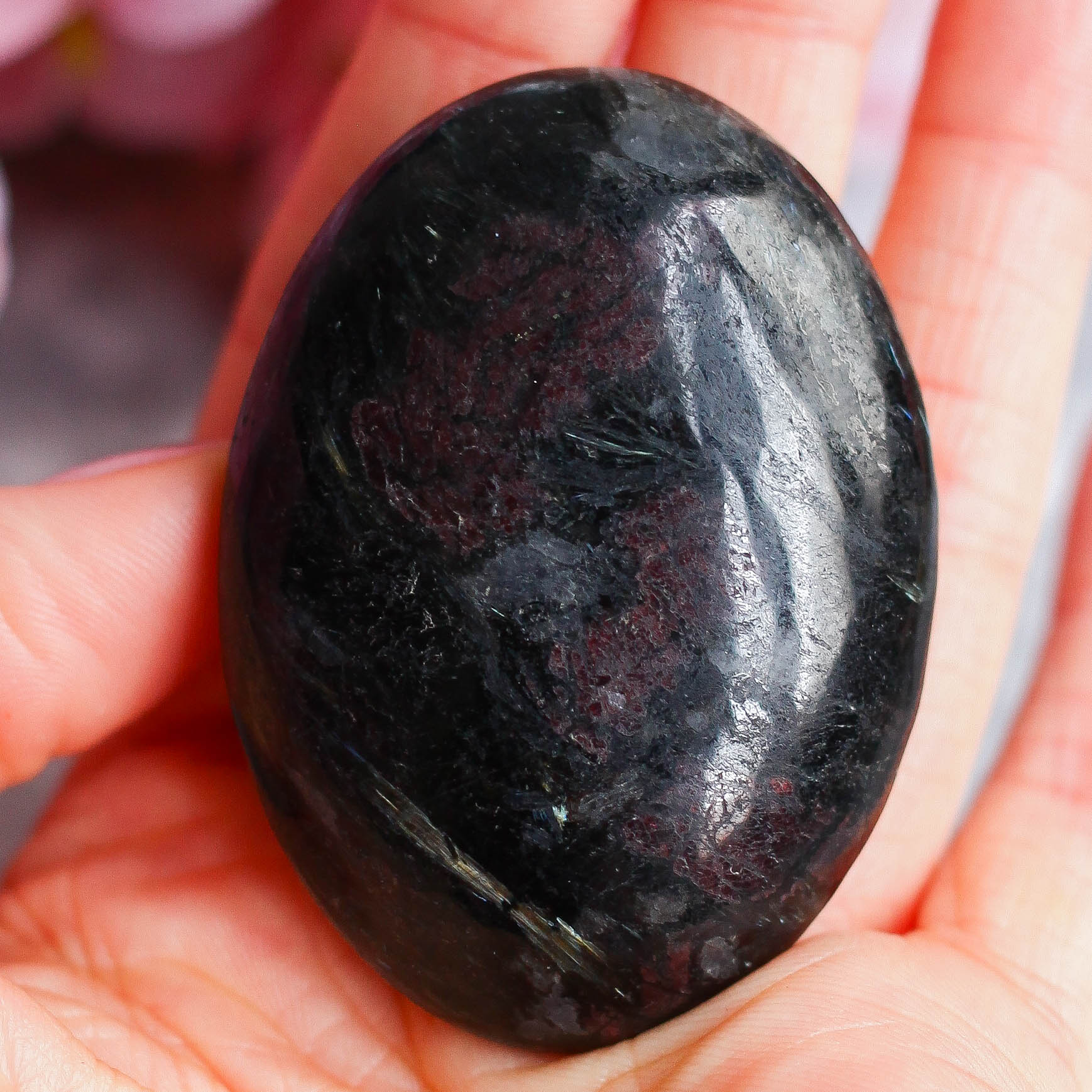 Красный гранат (альмандин) в антофиллит-жедрите в форме гальки