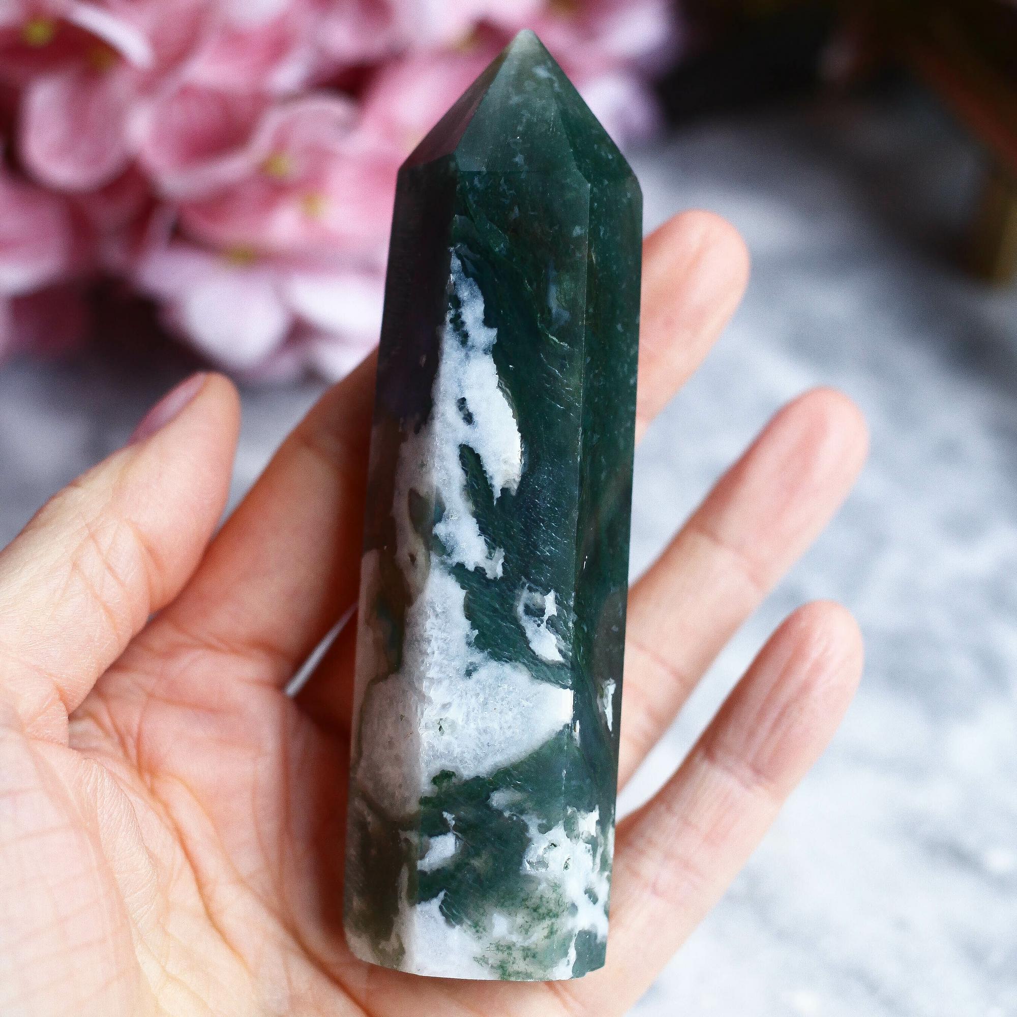 Моховой агат в форме кристалла-генератора