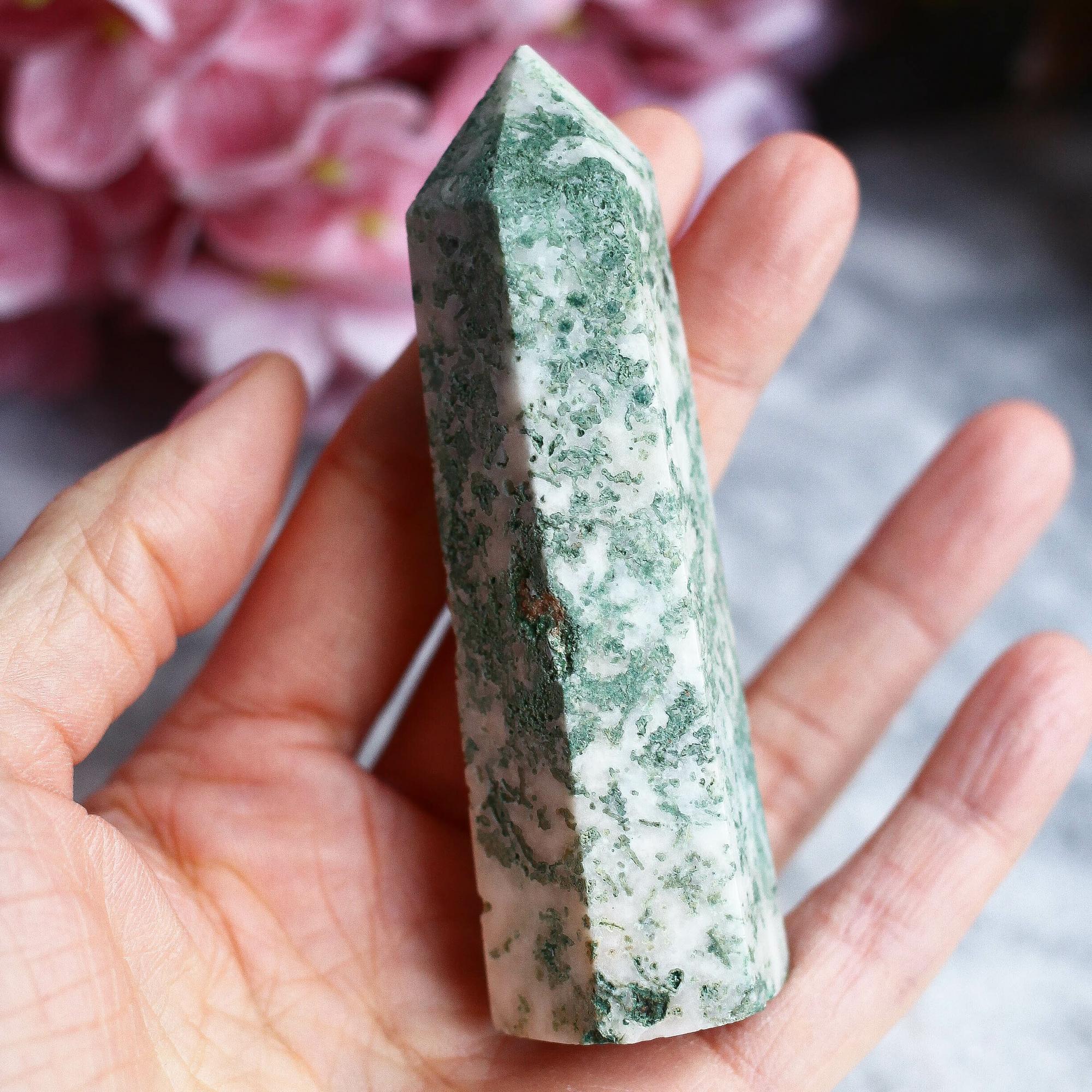 Моховой агат в форме кристалла-генератора