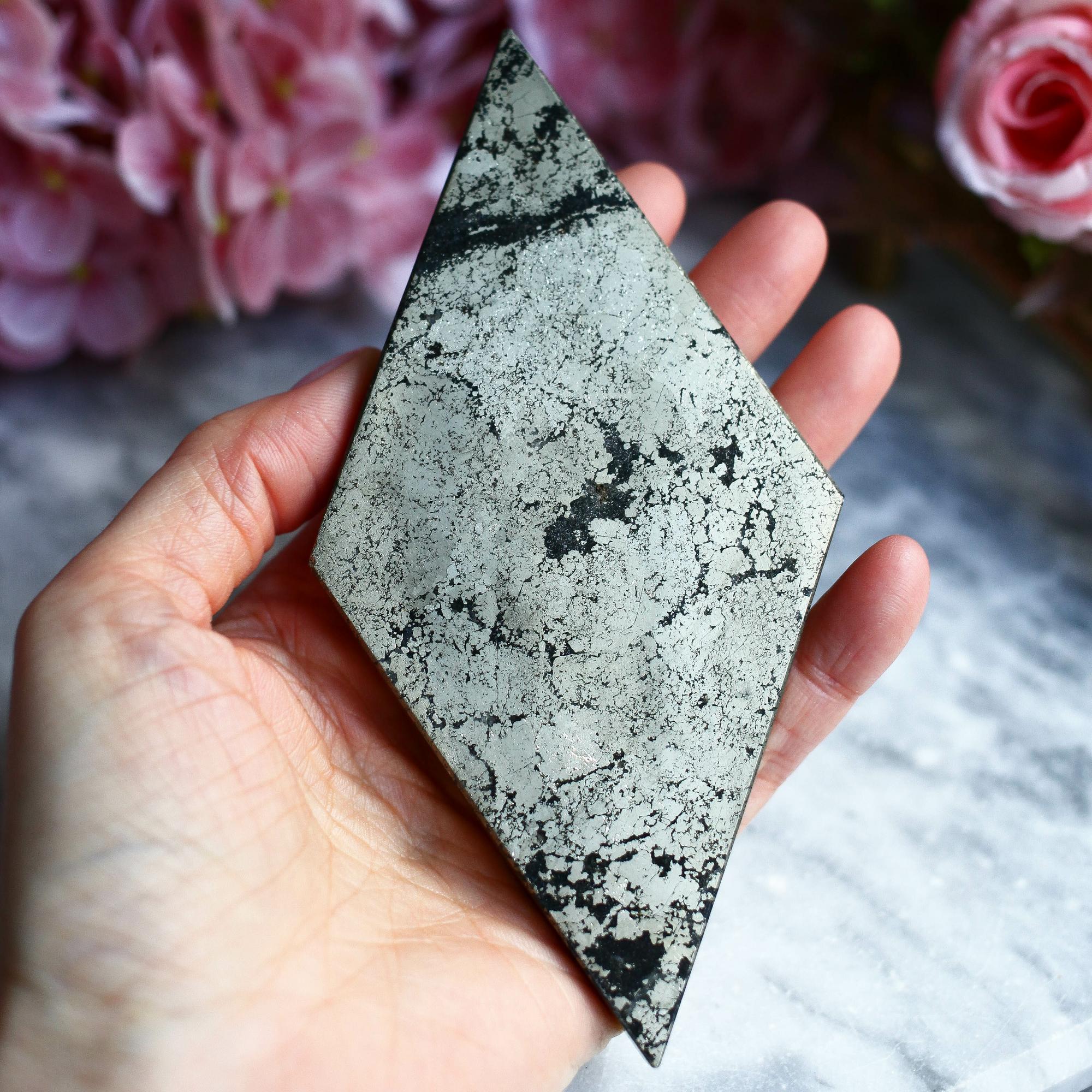 Пирит в породе в форме ромба