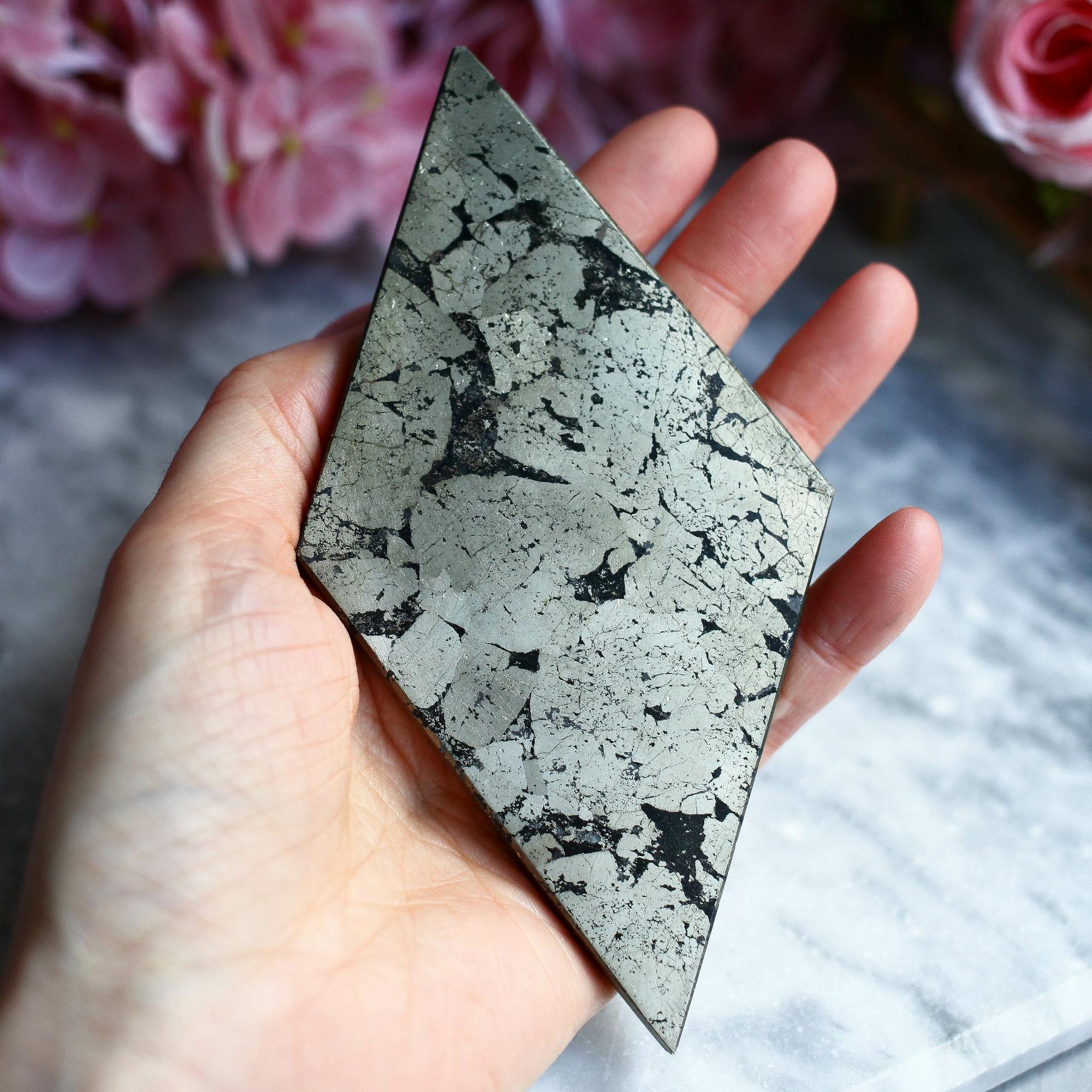 Пирит в породе в форме ромба