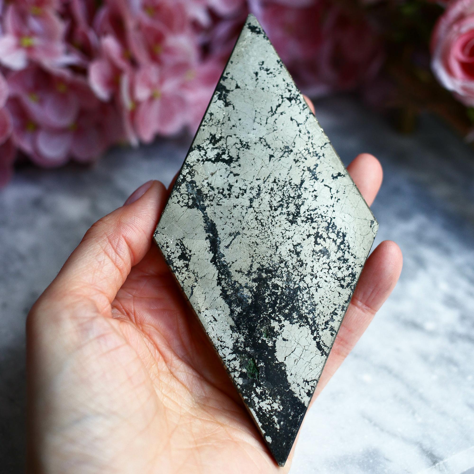 Пирит в породе в форме ромба