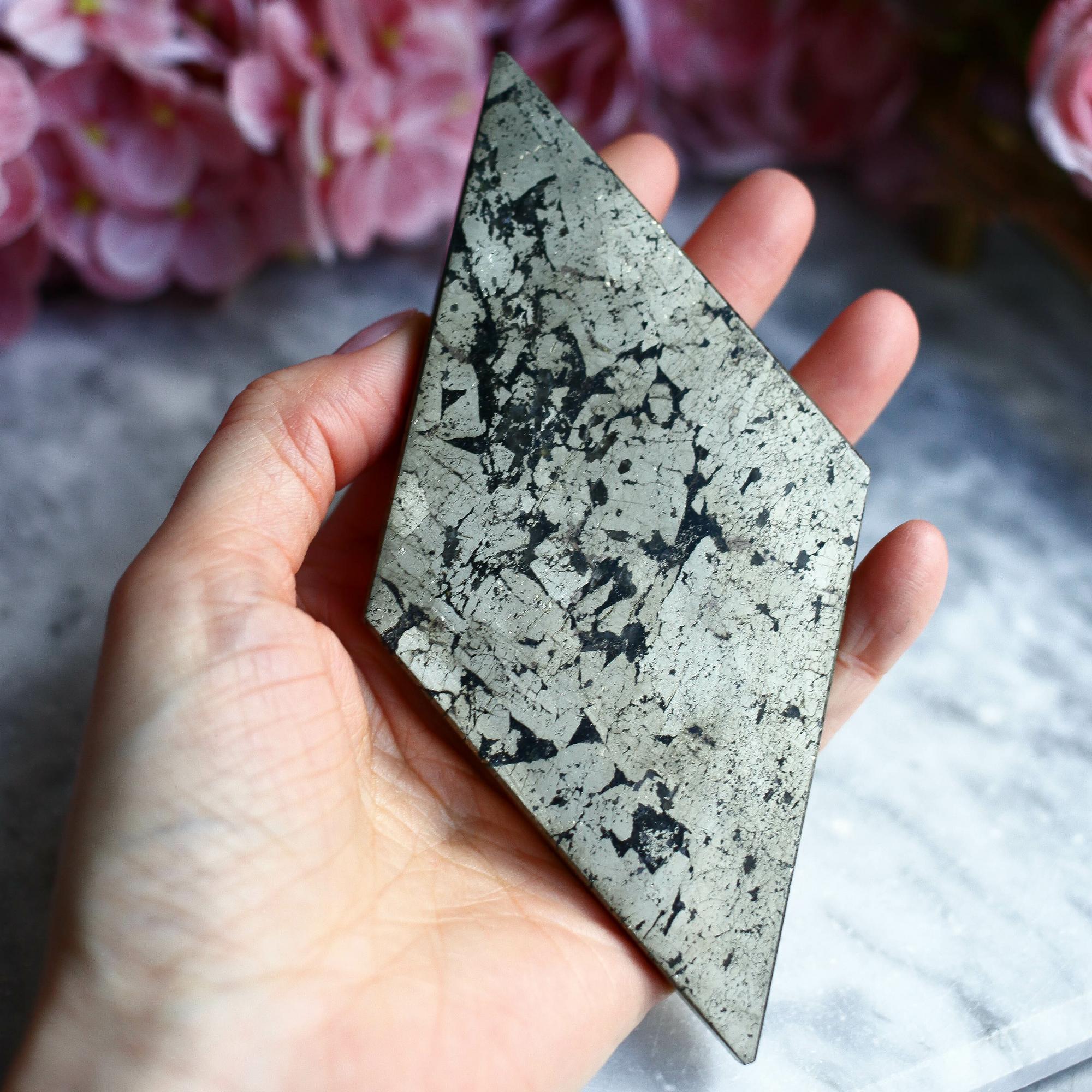 Пирит в породе в форме ромба