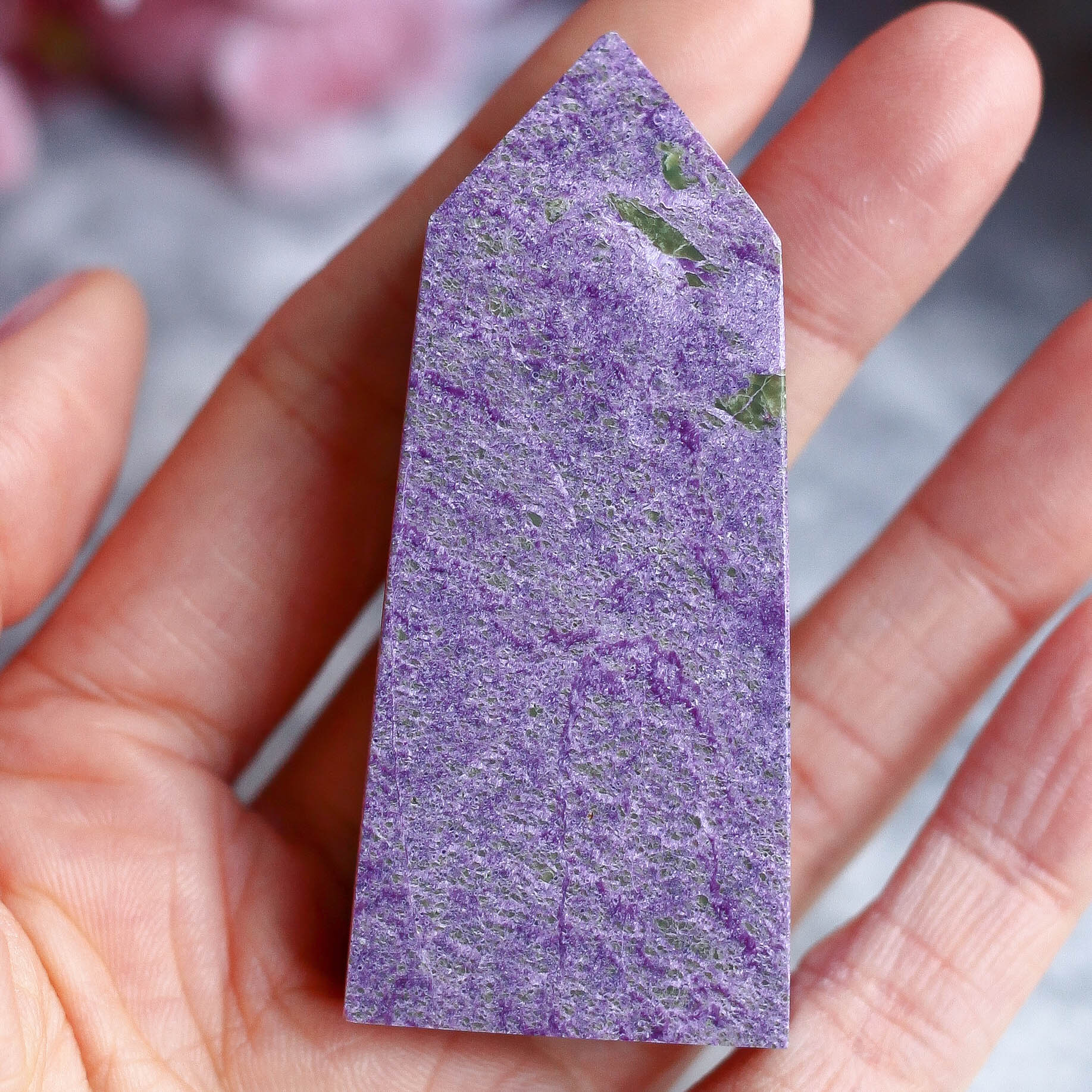 Атлантисит (стихтит с серпентином) в форме кристалла-генератора