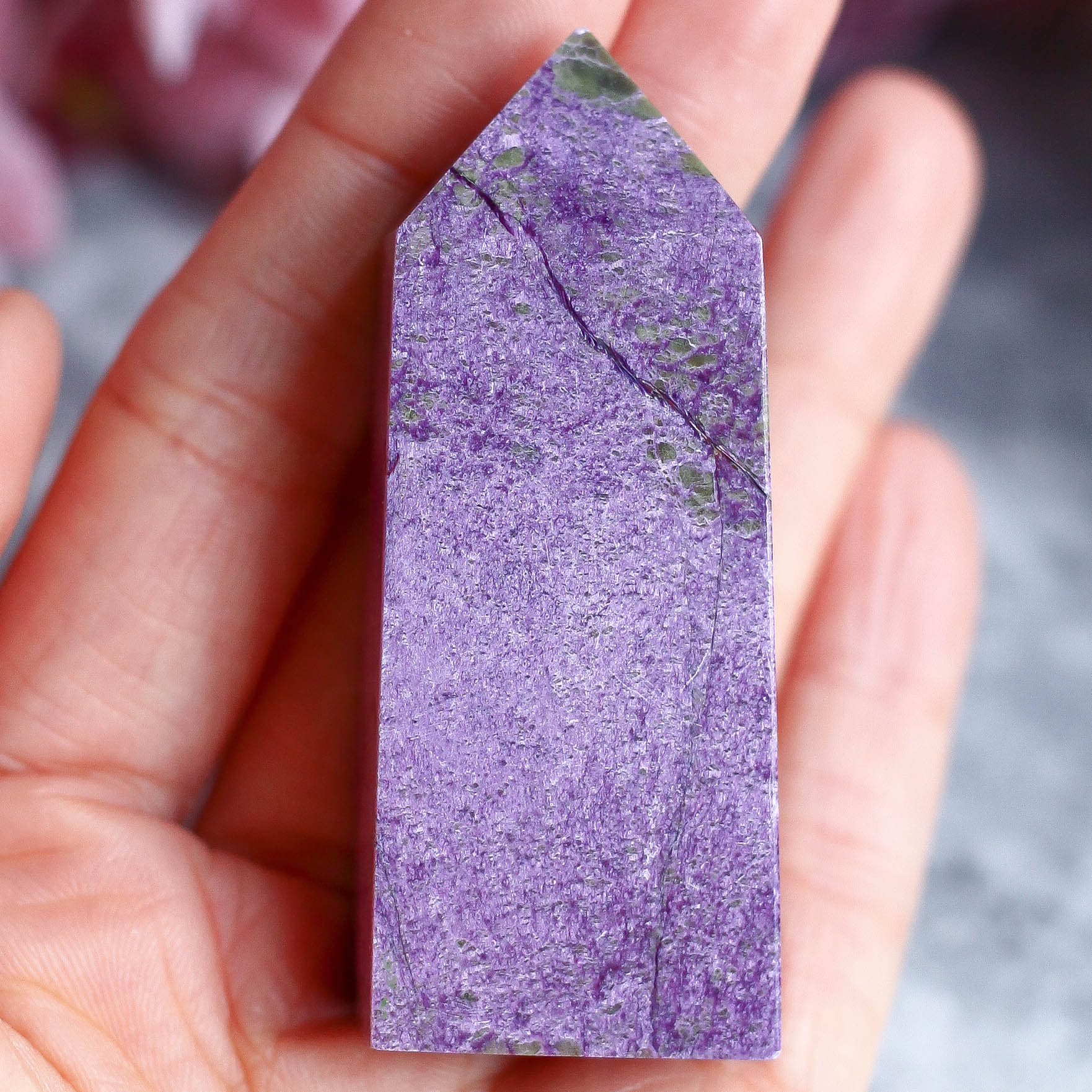 Атлантисит (стихтит с серпентином) в форме кристалла-генератора