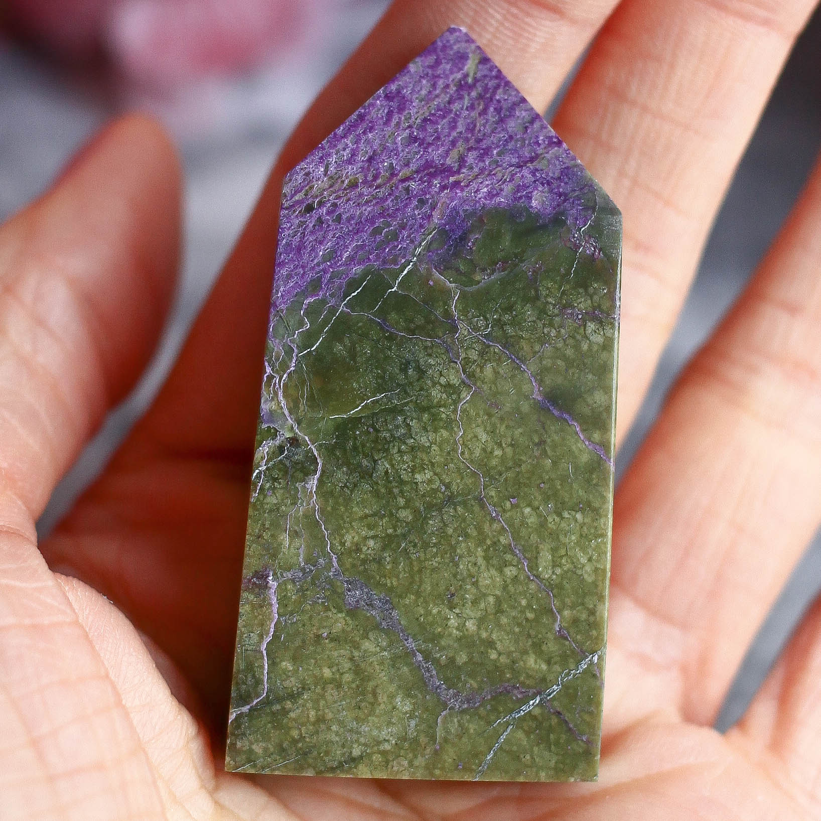 Атлантисит (стихтит с серпентином) в форме кристалла-генератора