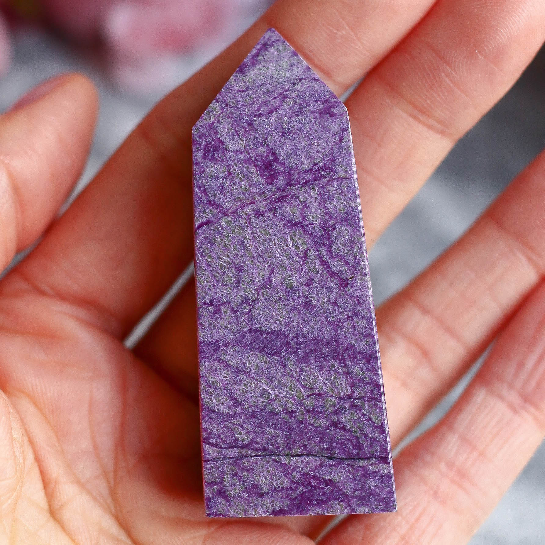 Атлантисит (стихтит с серпентином) в форме кристалла-генератора