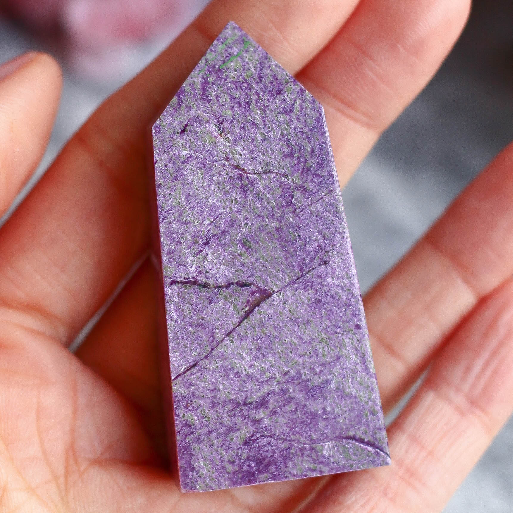 Атлантисит (стихтит с серпентином) в форме кристалла-генератора