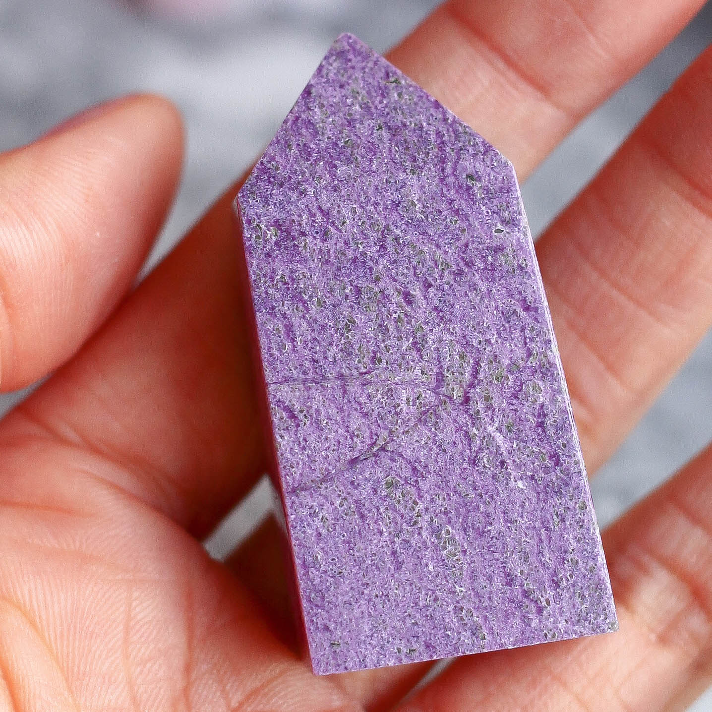 Атлантисит (стихтит с серпентином) в форме кристалла-генератора