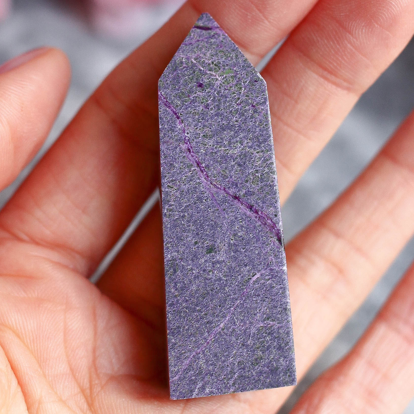 Атлантисит (стихтит с серпентином) в форме кристалла-генератора