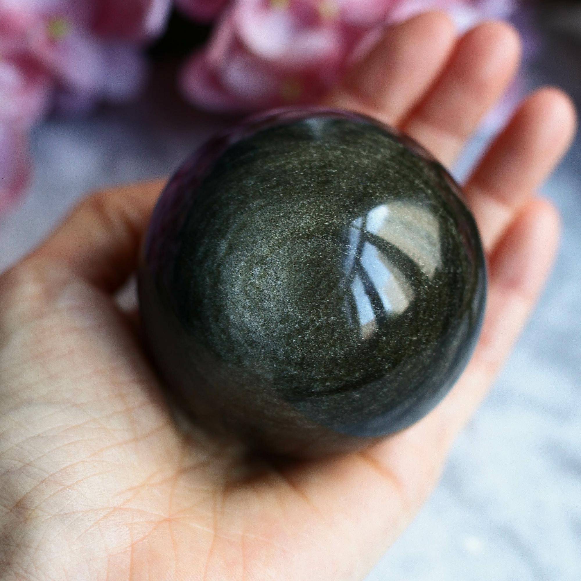 Золотистый обсидиан в форме шара