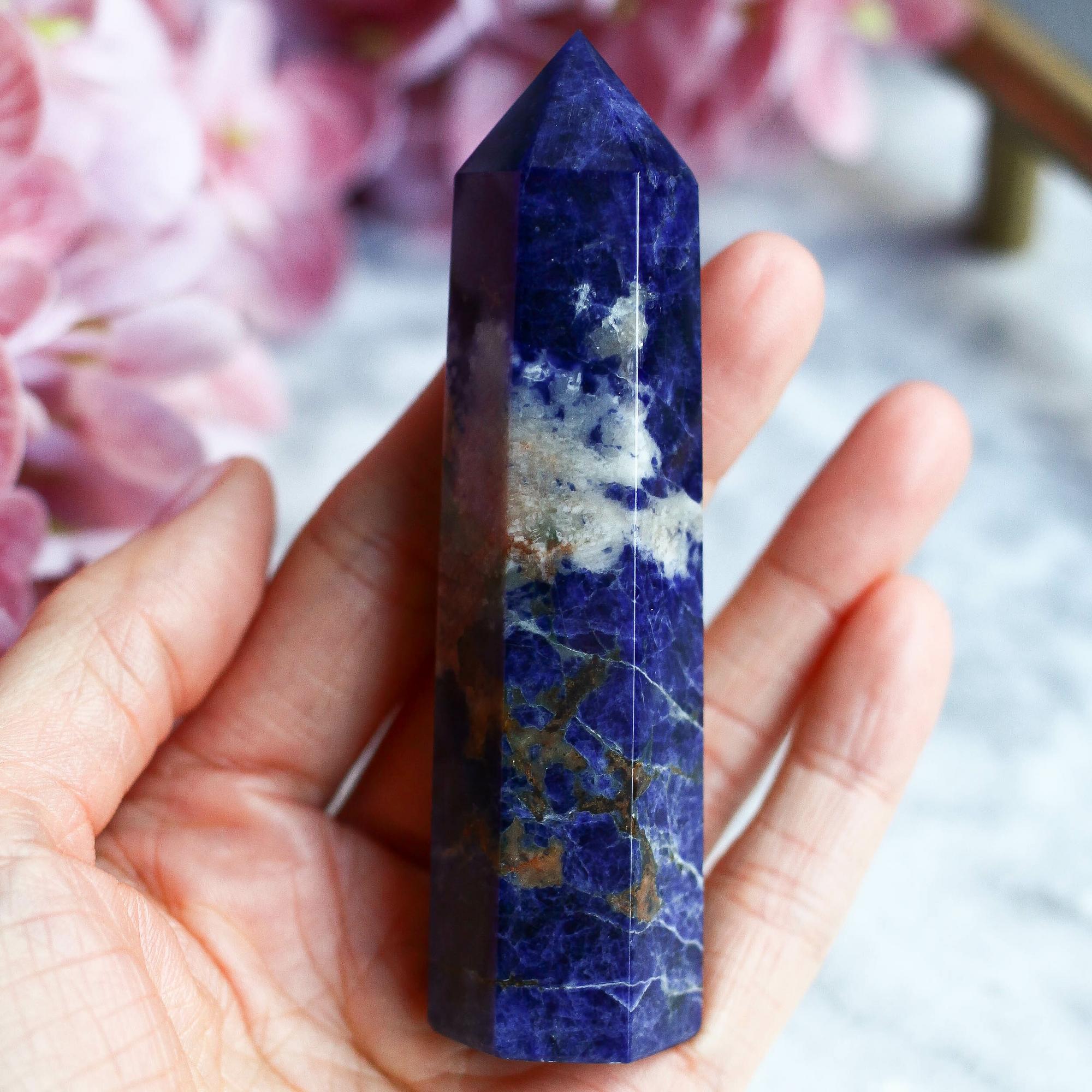 Содалит в форме кристалла-генератора