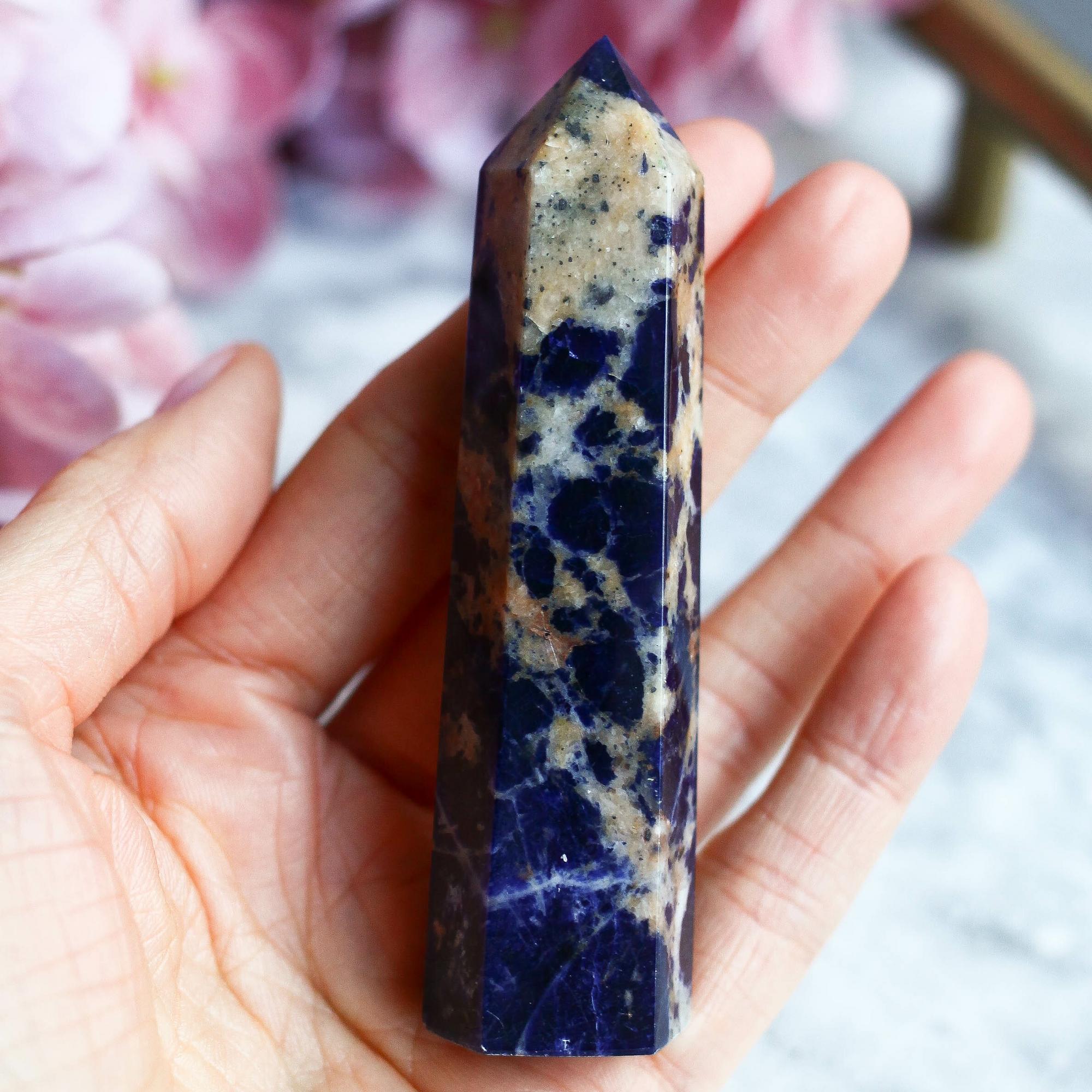 Содалит в форме кристалла-генератора