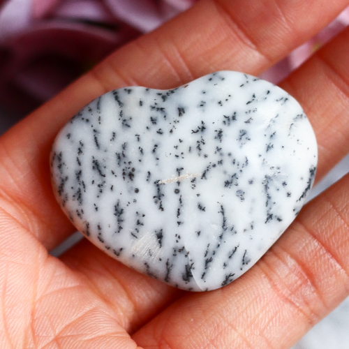 Дендроопал (дендритовый опал) в форме сердца